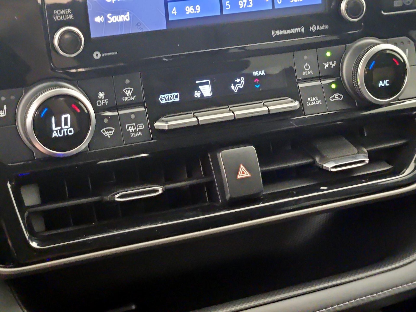 2022 Toyota Highlander XLE - Photo 16