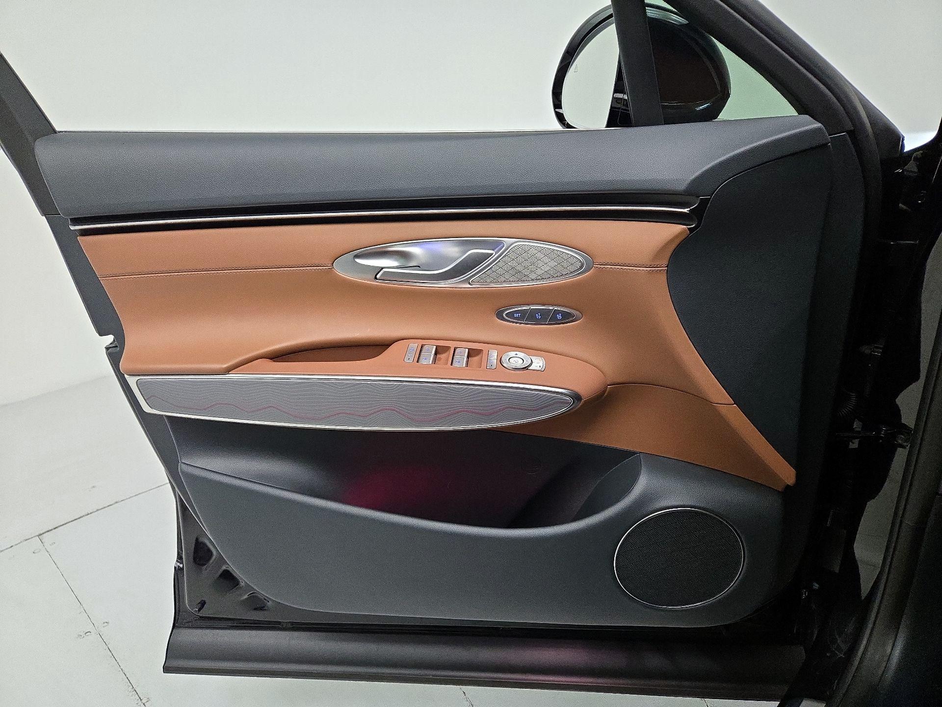 Thumbnail: 2025 Genesis GV70 - 12