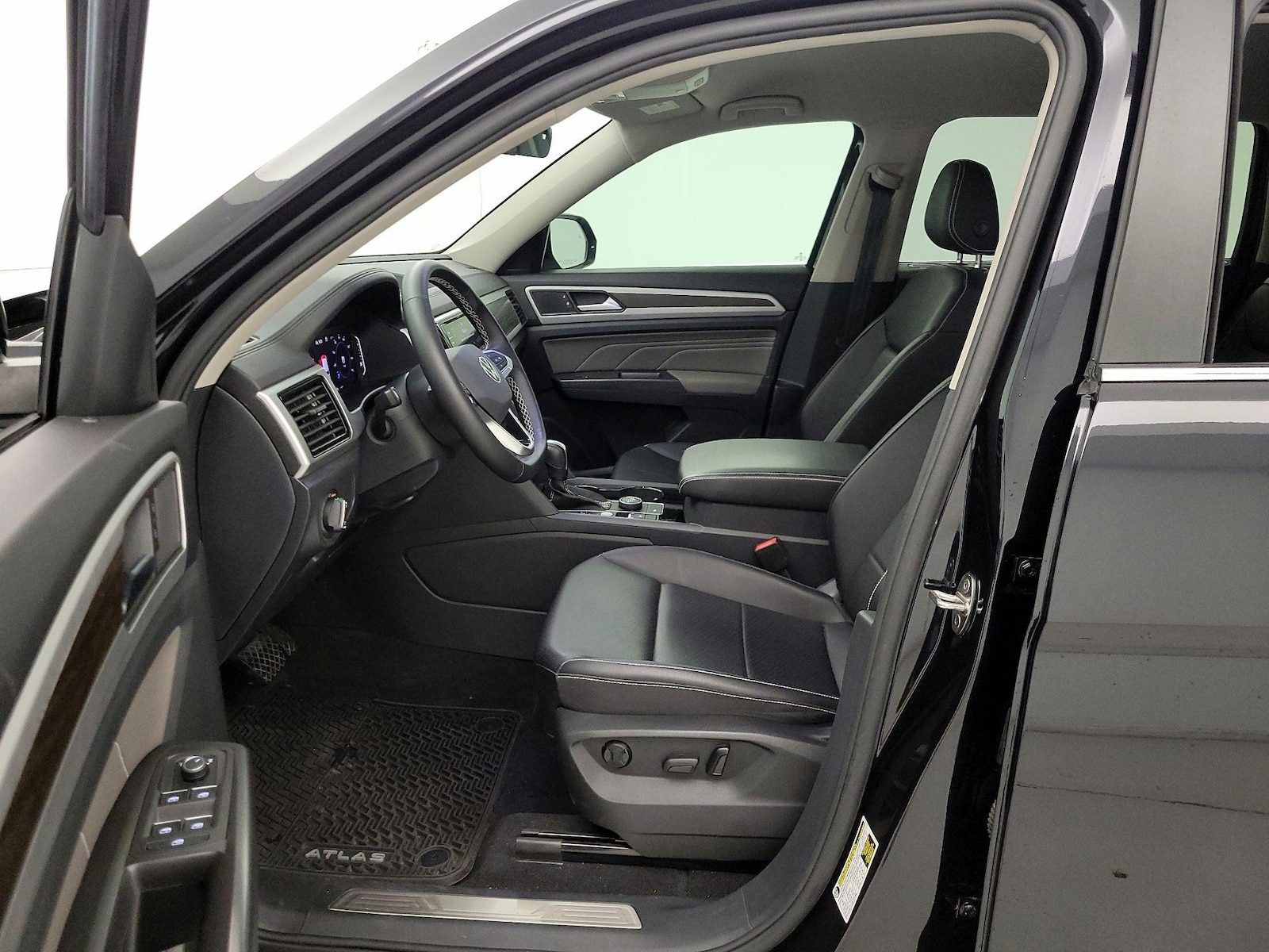 2023 Volkswagen Atlas SE w/Tech - Photo 12