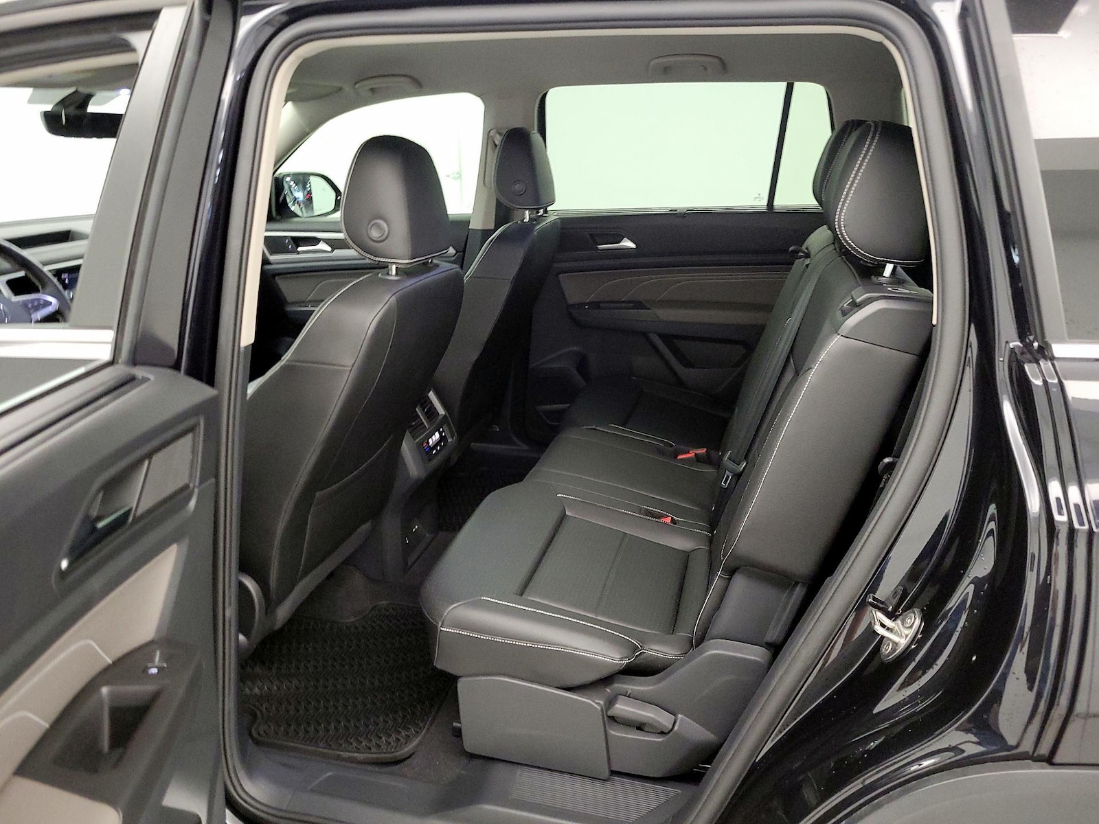 2023 Volkswagen Atlas SE w/Tech - Photo 19