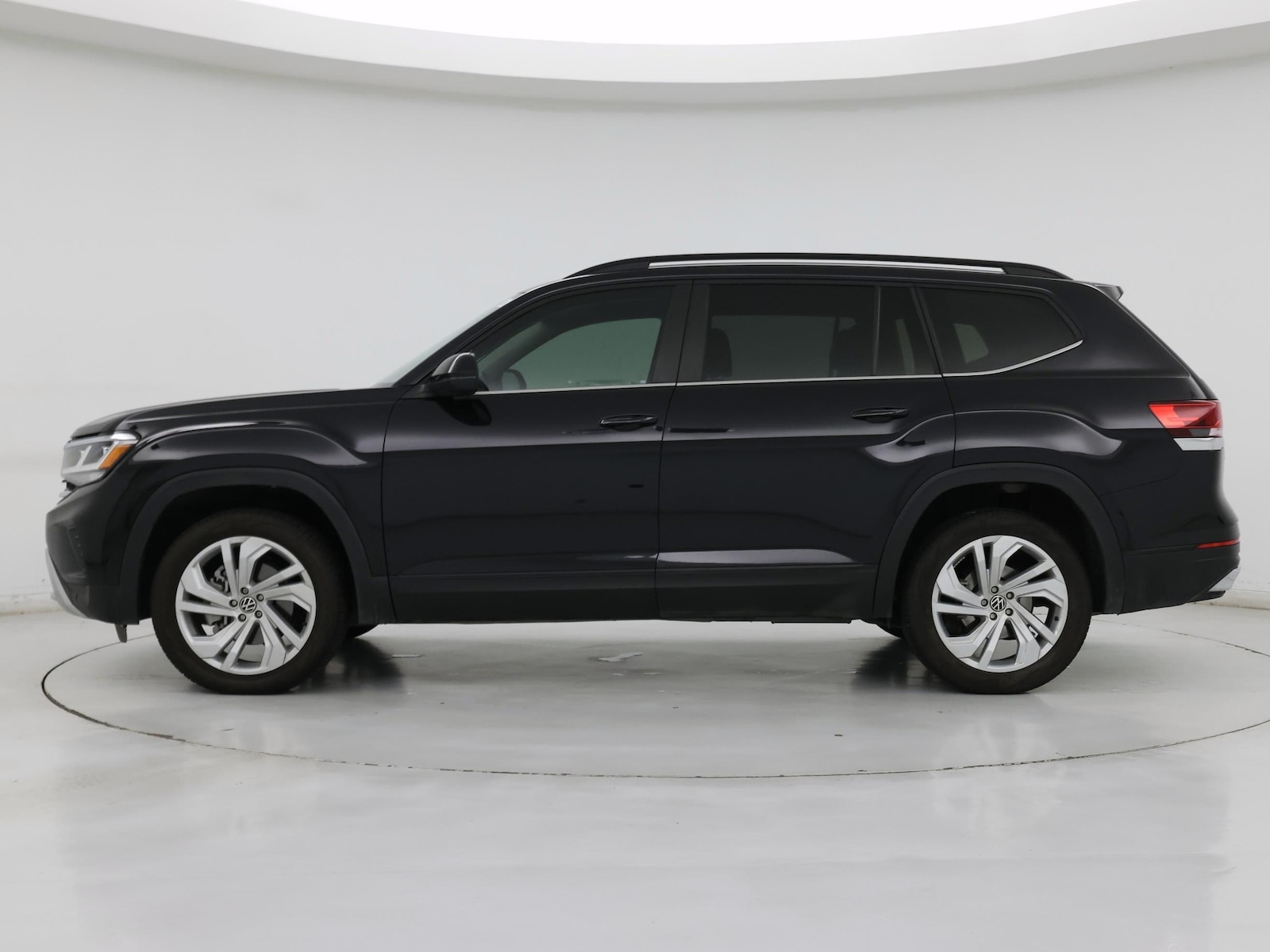 2023 Volkswagen Atlas SE w/Tech - Photo 4