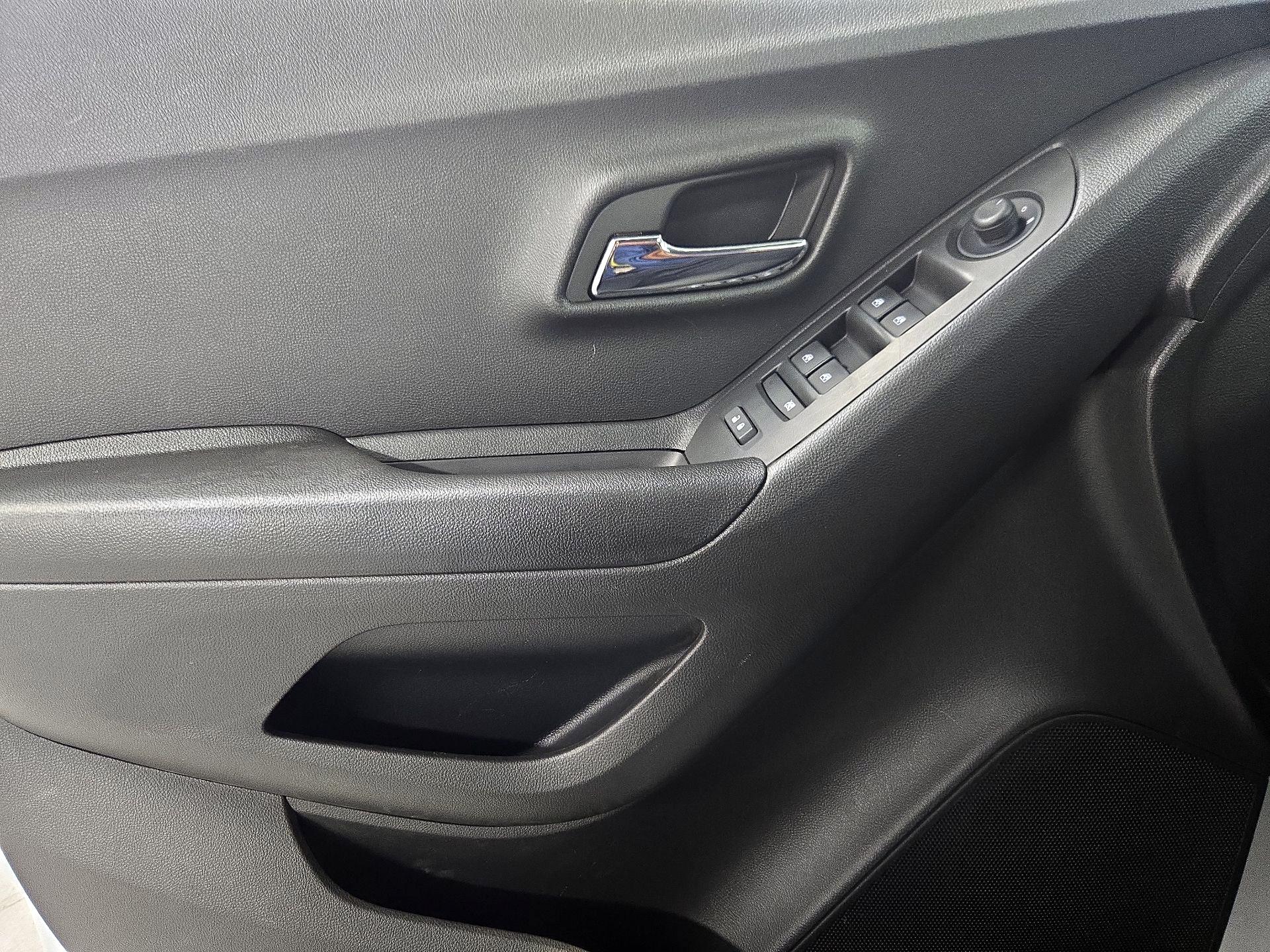 Thumbnail: 2022 Chevrolet Trax - 12