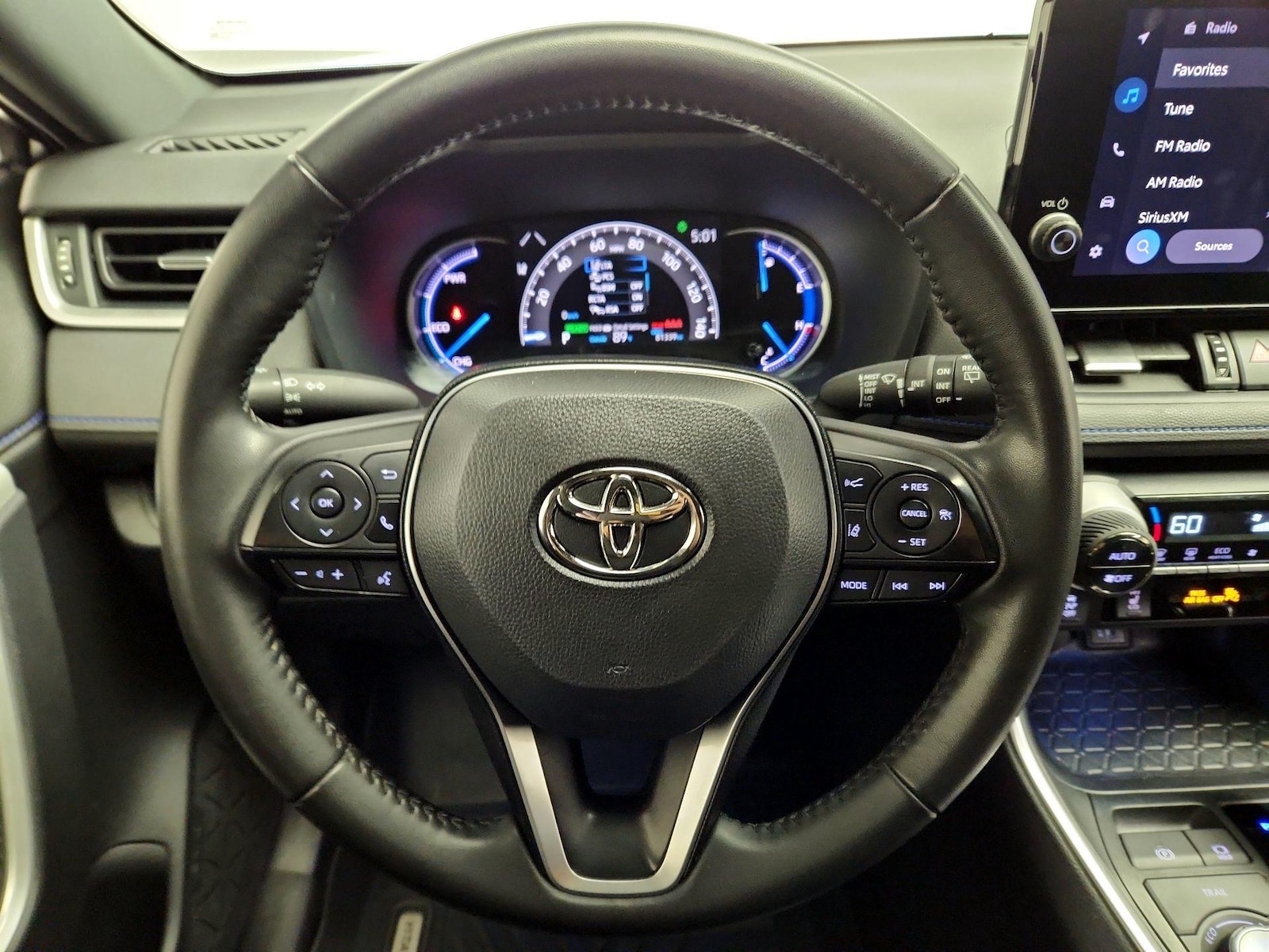 2025 Toyota RAV4 XSE - Photo 11