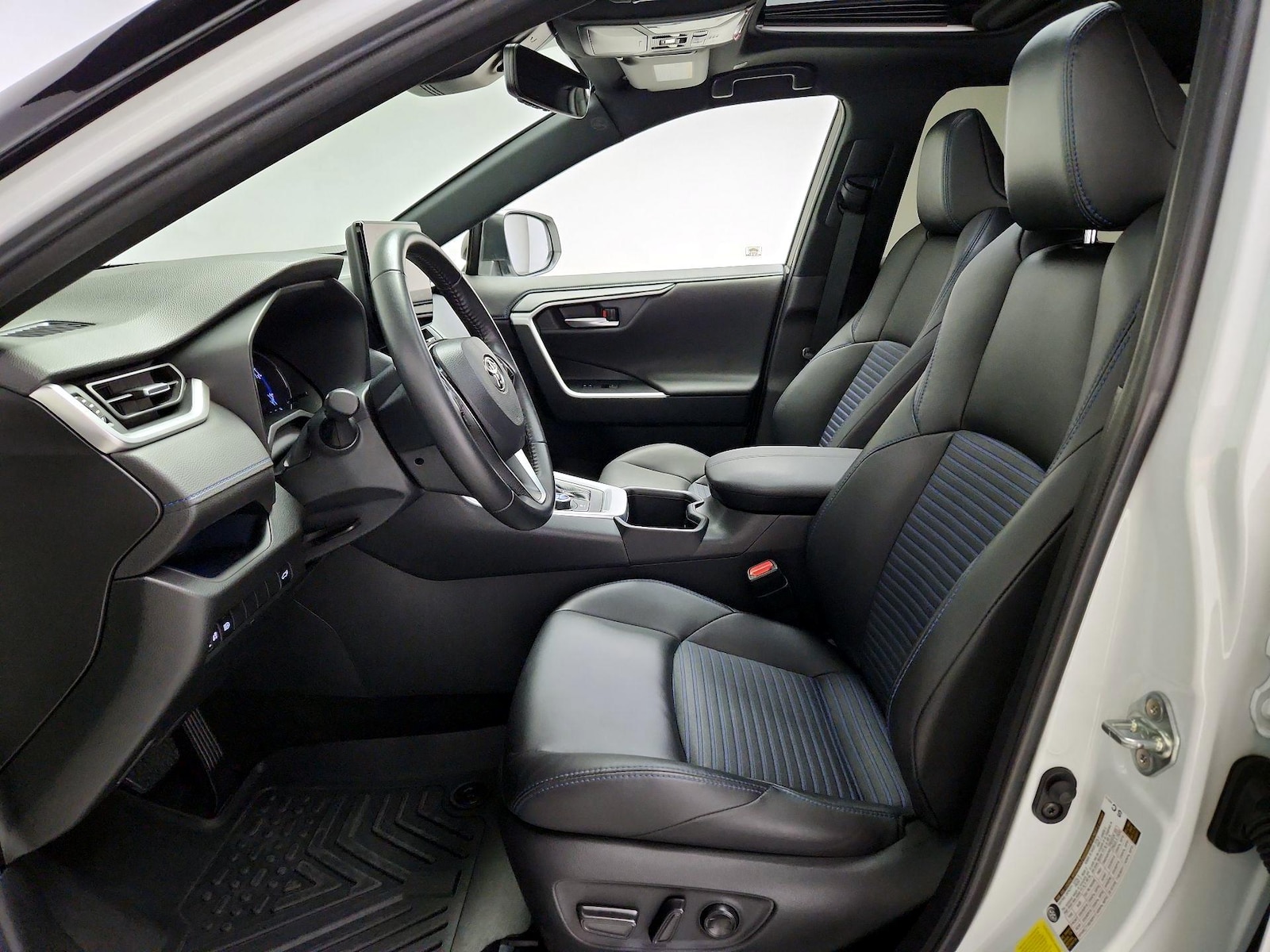 2025 Toyota RAV4 XSE - Photo 12