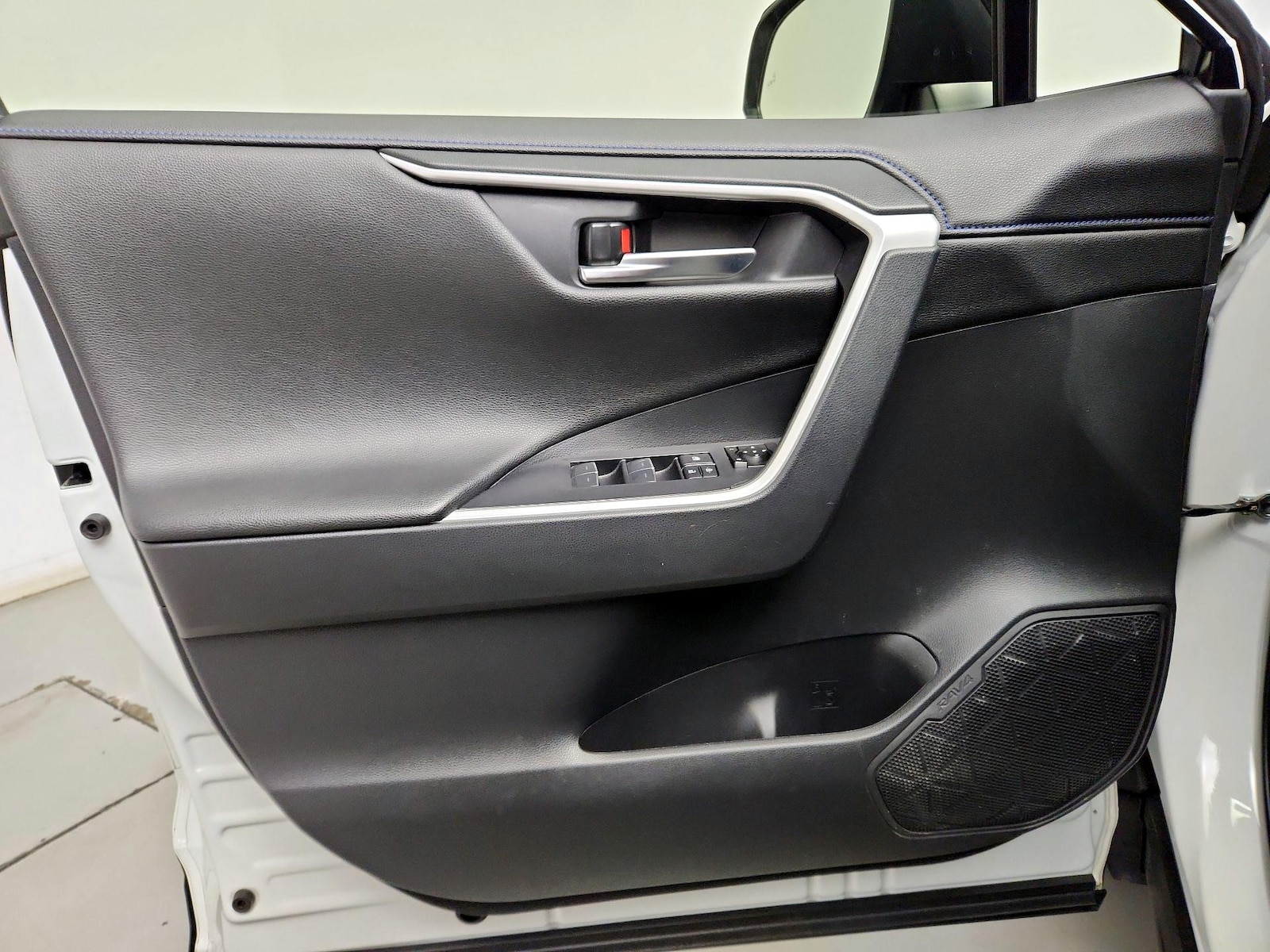 2025 Toyota RAV4 XSE - Photo 13