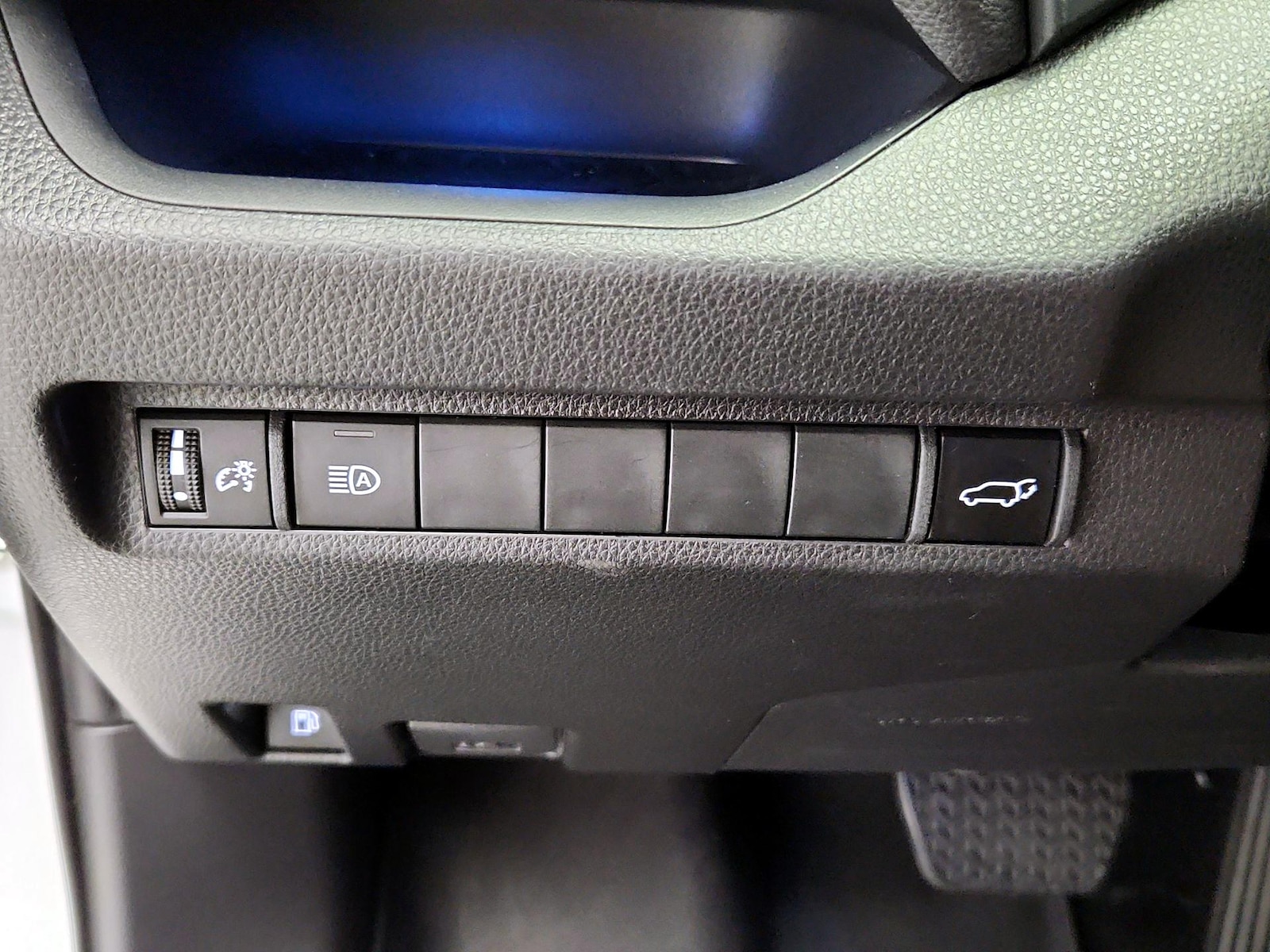 2025 Toyota RAV4 XSE - Photo 14