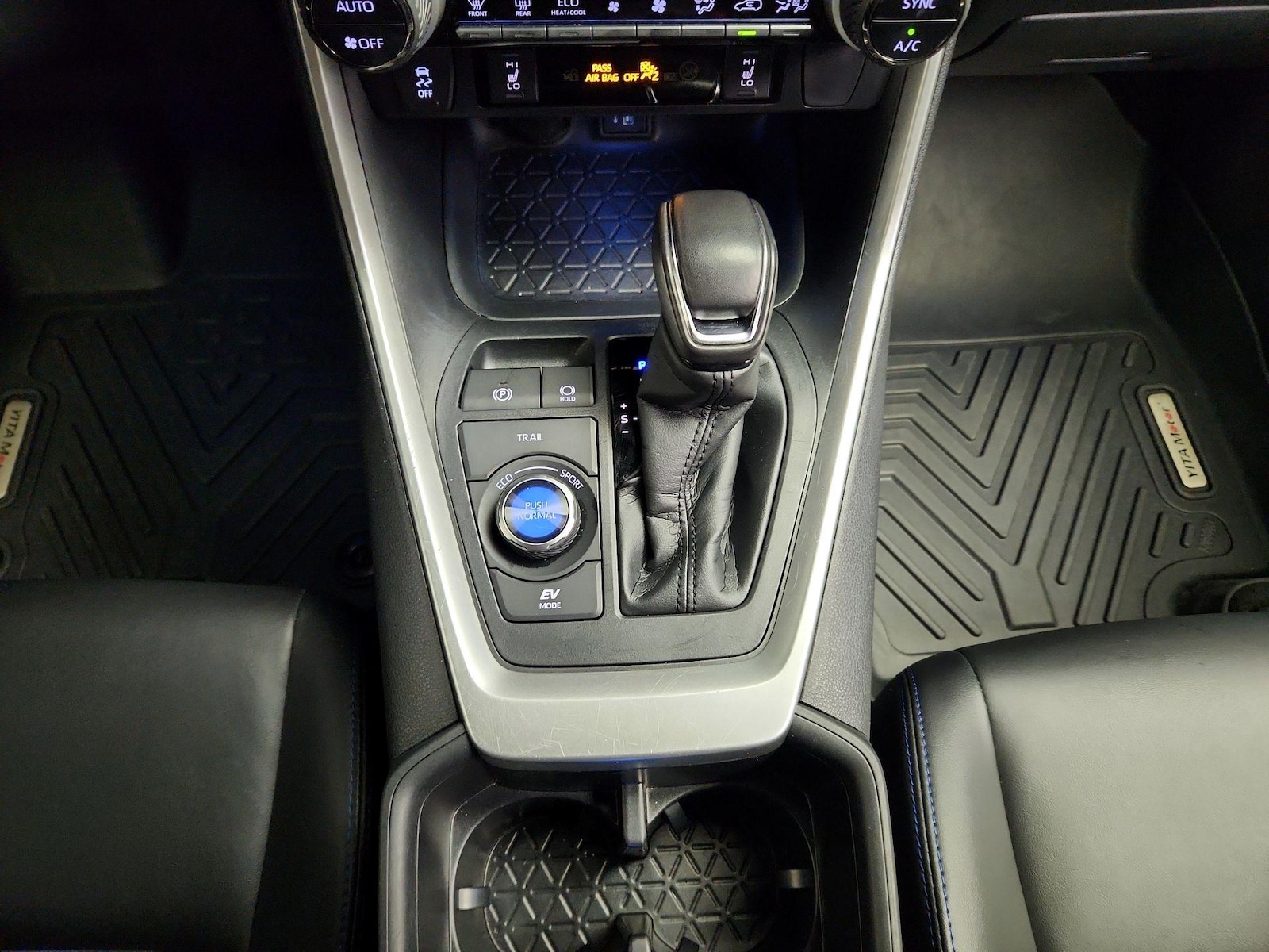 2025 Toyota RAV4 XSE - Photo 18