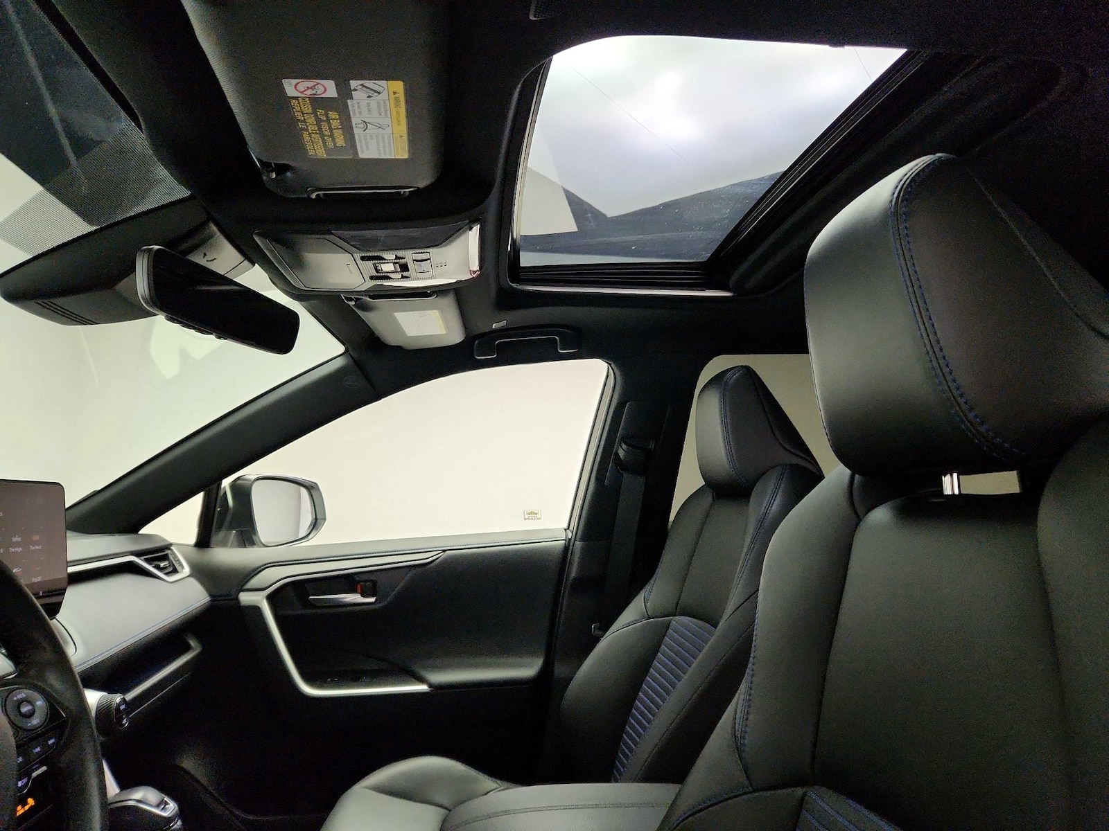 2025 Toyota RAV4 XSE - Photo 20