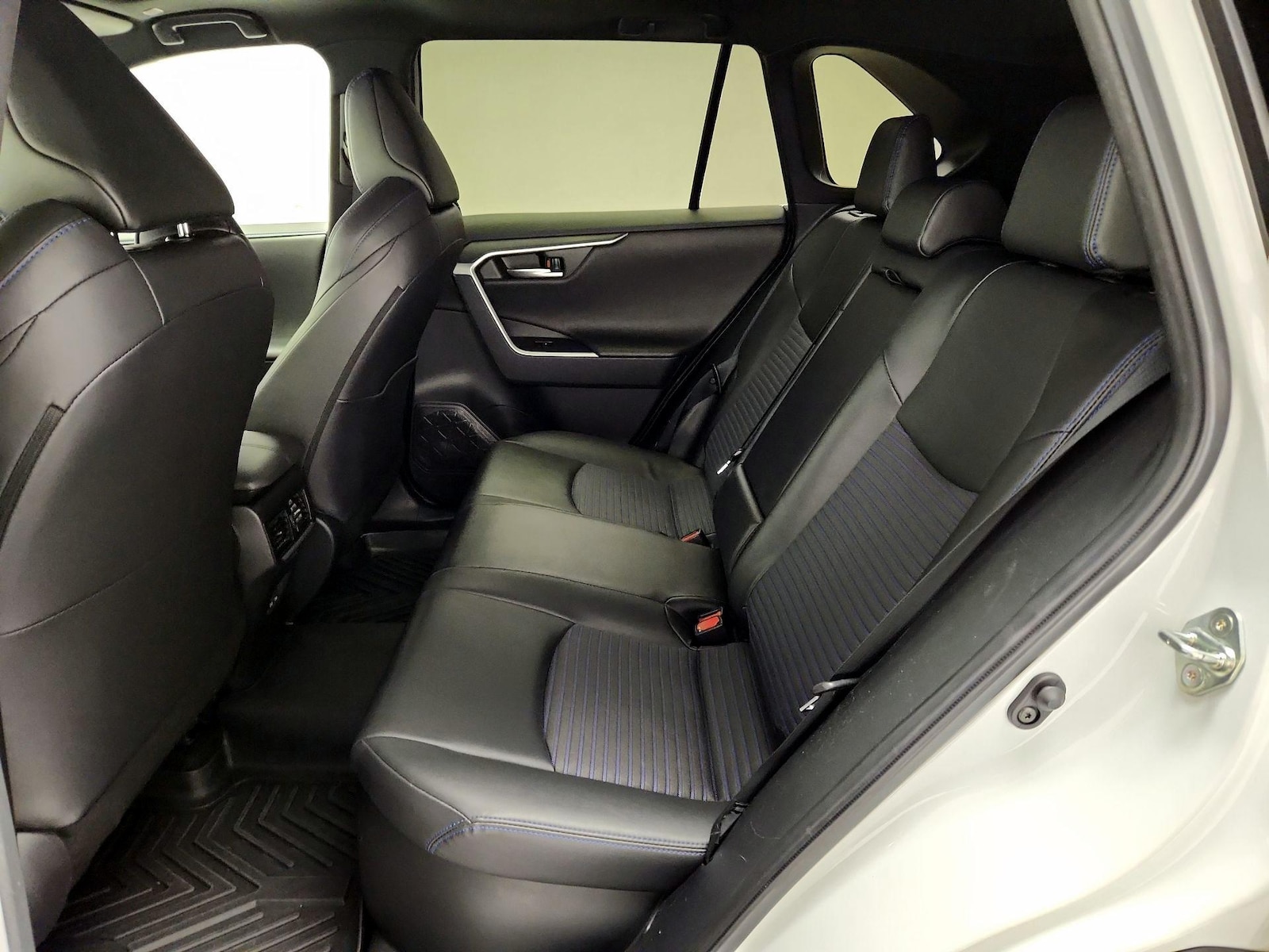 2025 Toyota RAV4 XSE - Photo 21
