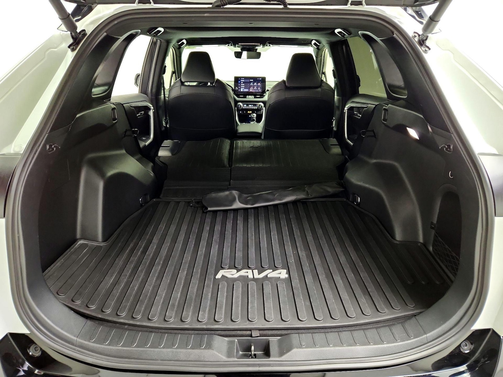 2025 Toyota RAV4 XSE - Photo 23