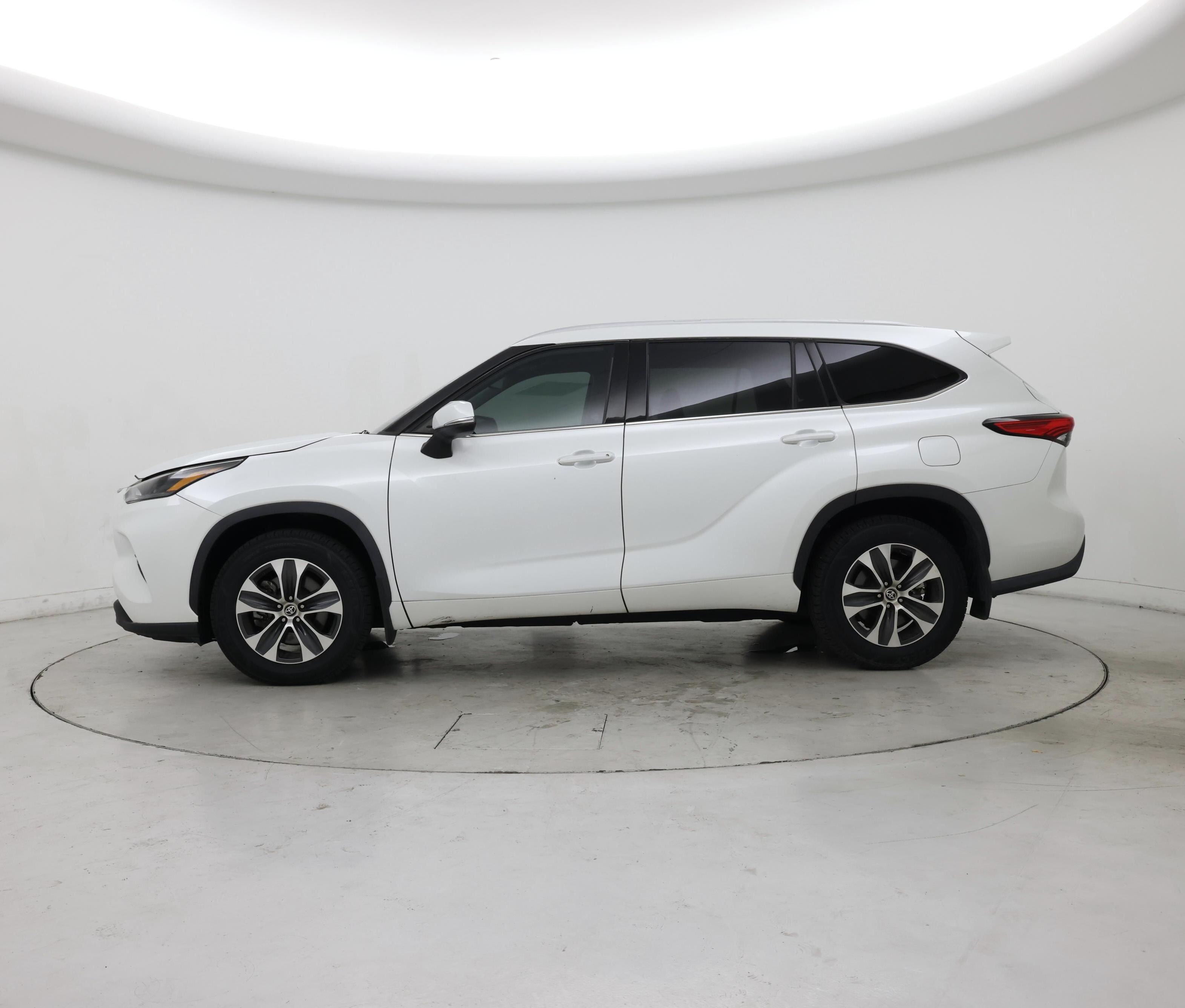 Thumbnail: 2022 Toyota Highlander - 3