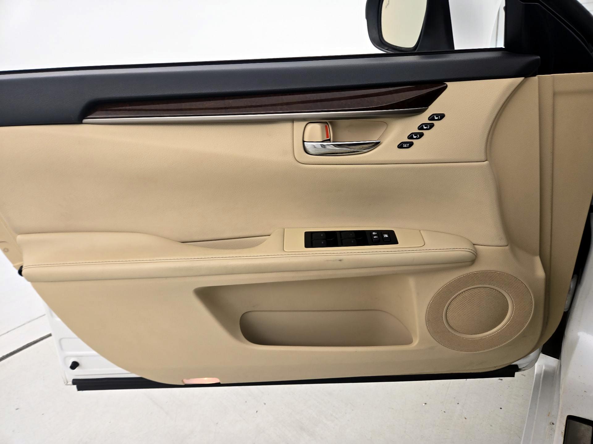 Thumbnail: 2014 Lexus ES - 12