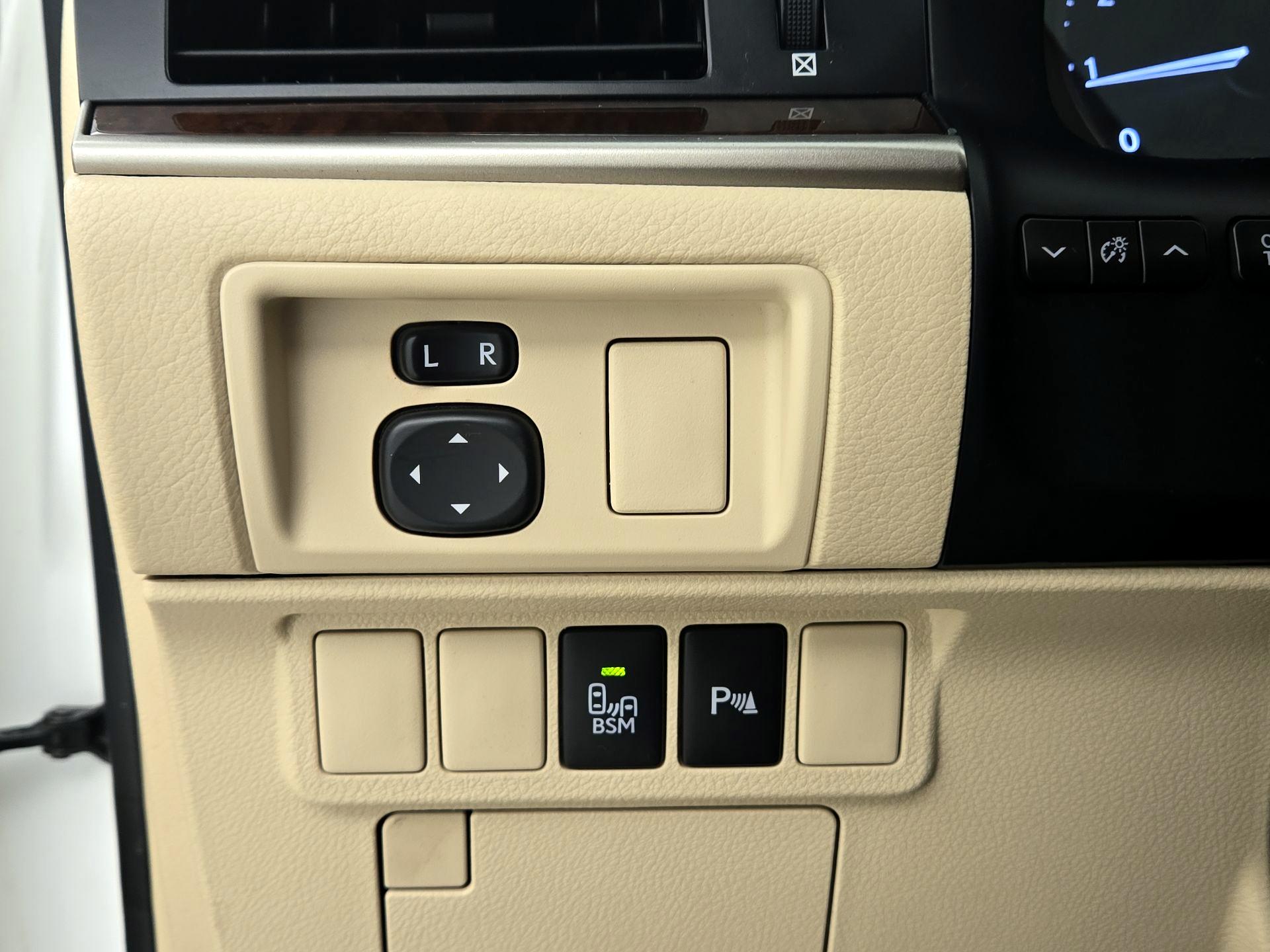 Thumbnail: 2014 Lexus ES - 13