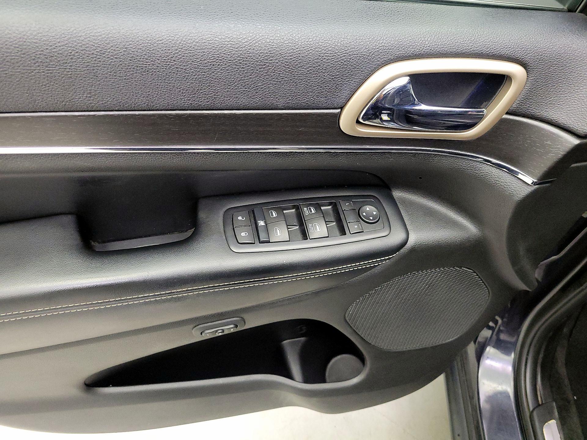 Thumbnail: 2015 Jeep Grand Cherokee - 12