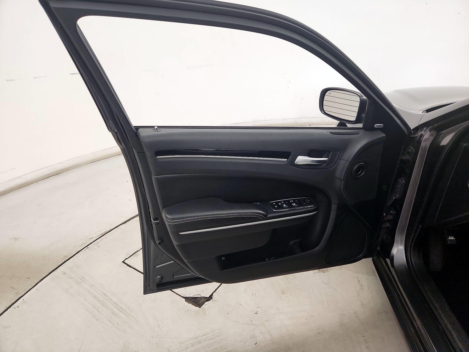 Thumbnail: 2019 Chrysler 300 - 12