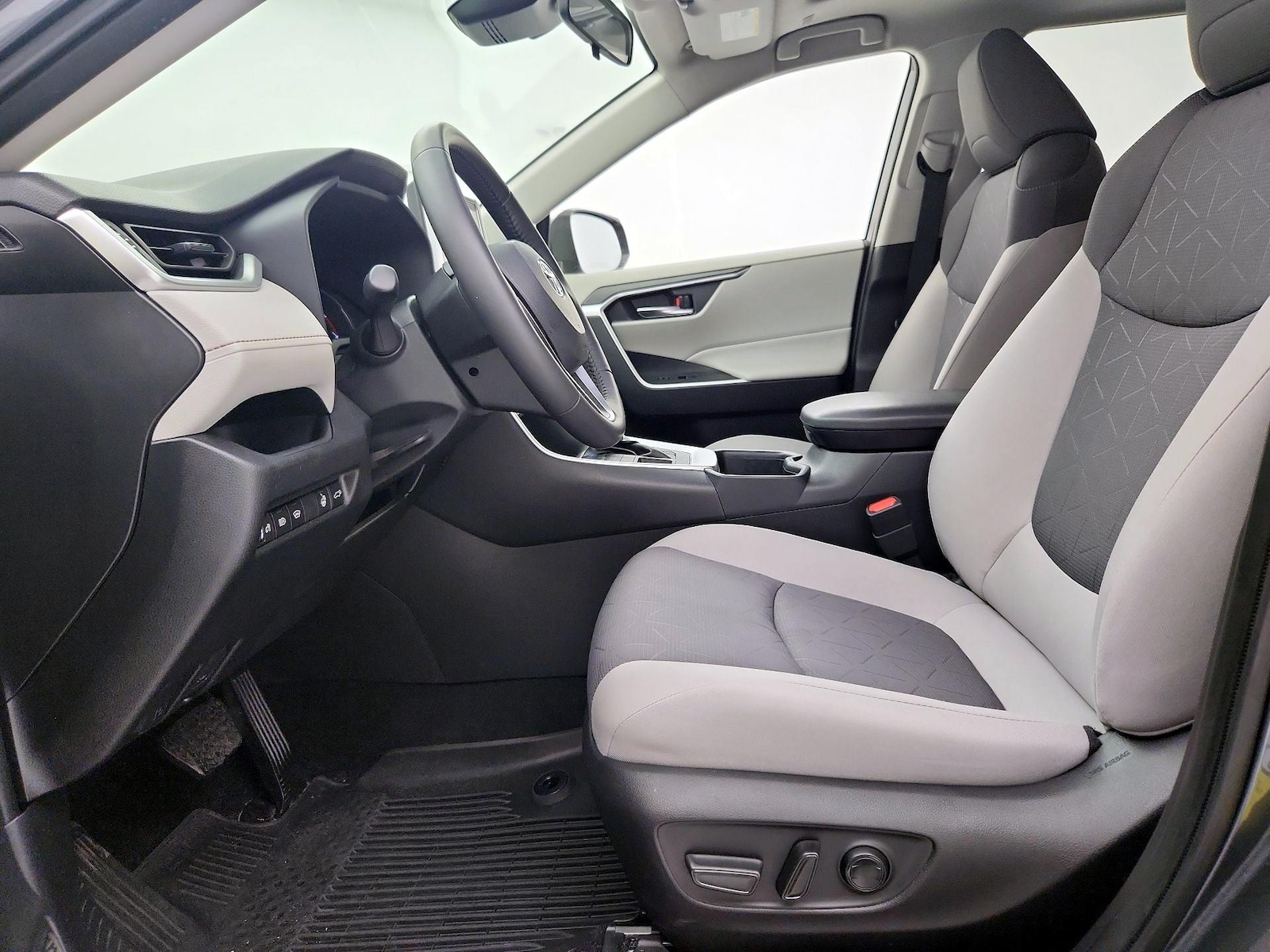 2023 Toyota RAV4 XLE - Photo 12