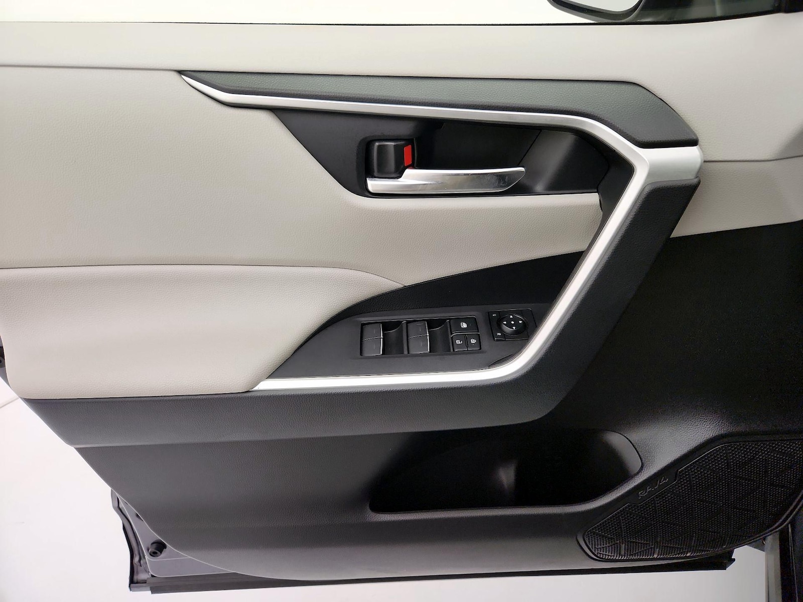 2023 Toyota RAV4 XLE - Photo 13