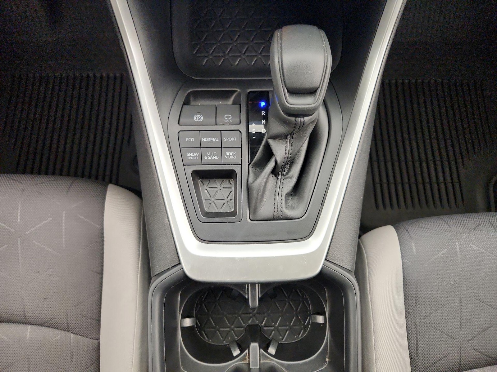 2023 Toyota RAV4 XLE - Photo 18