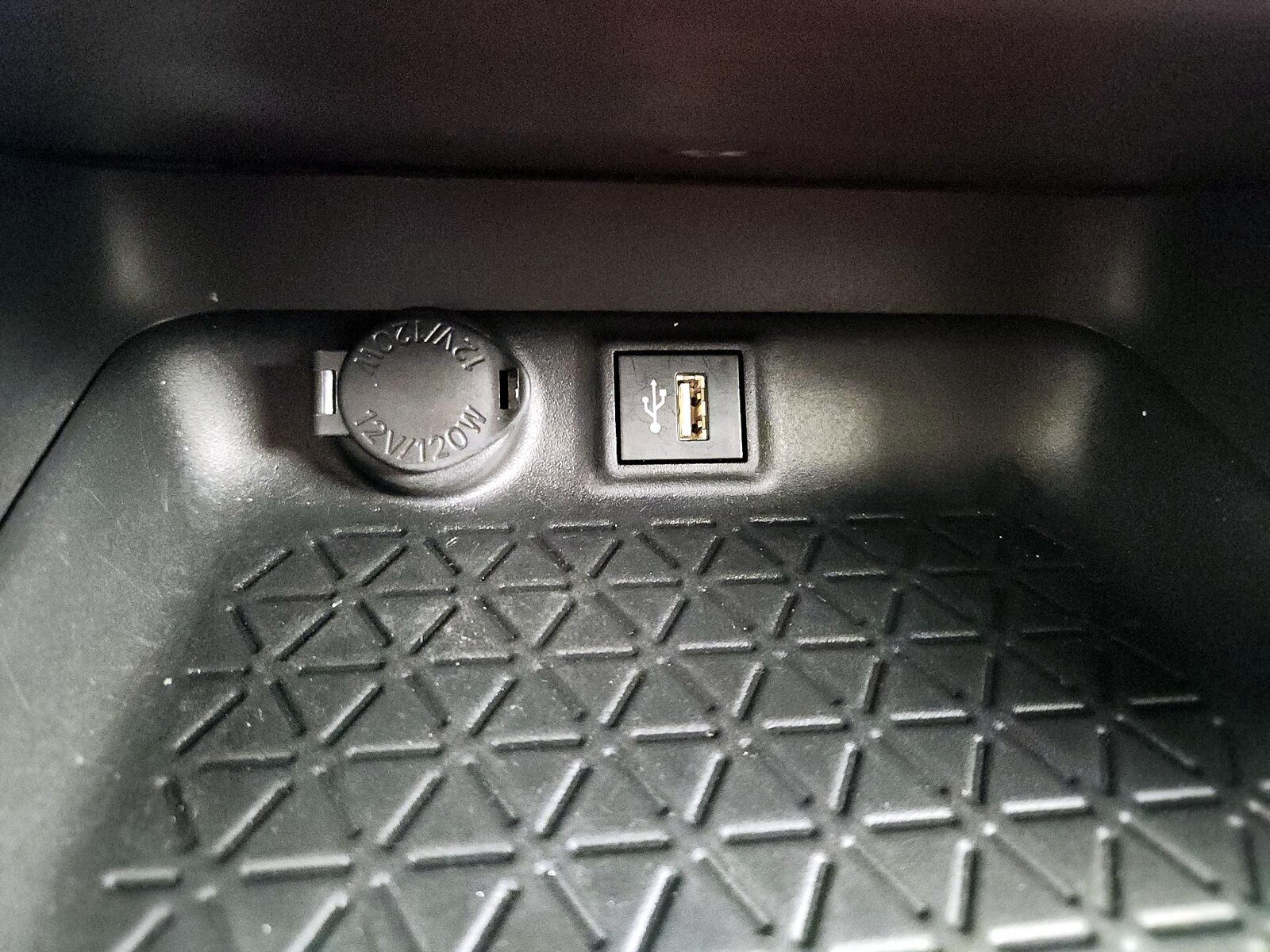 2023 Toyota RAV4 XLE - Photo 19