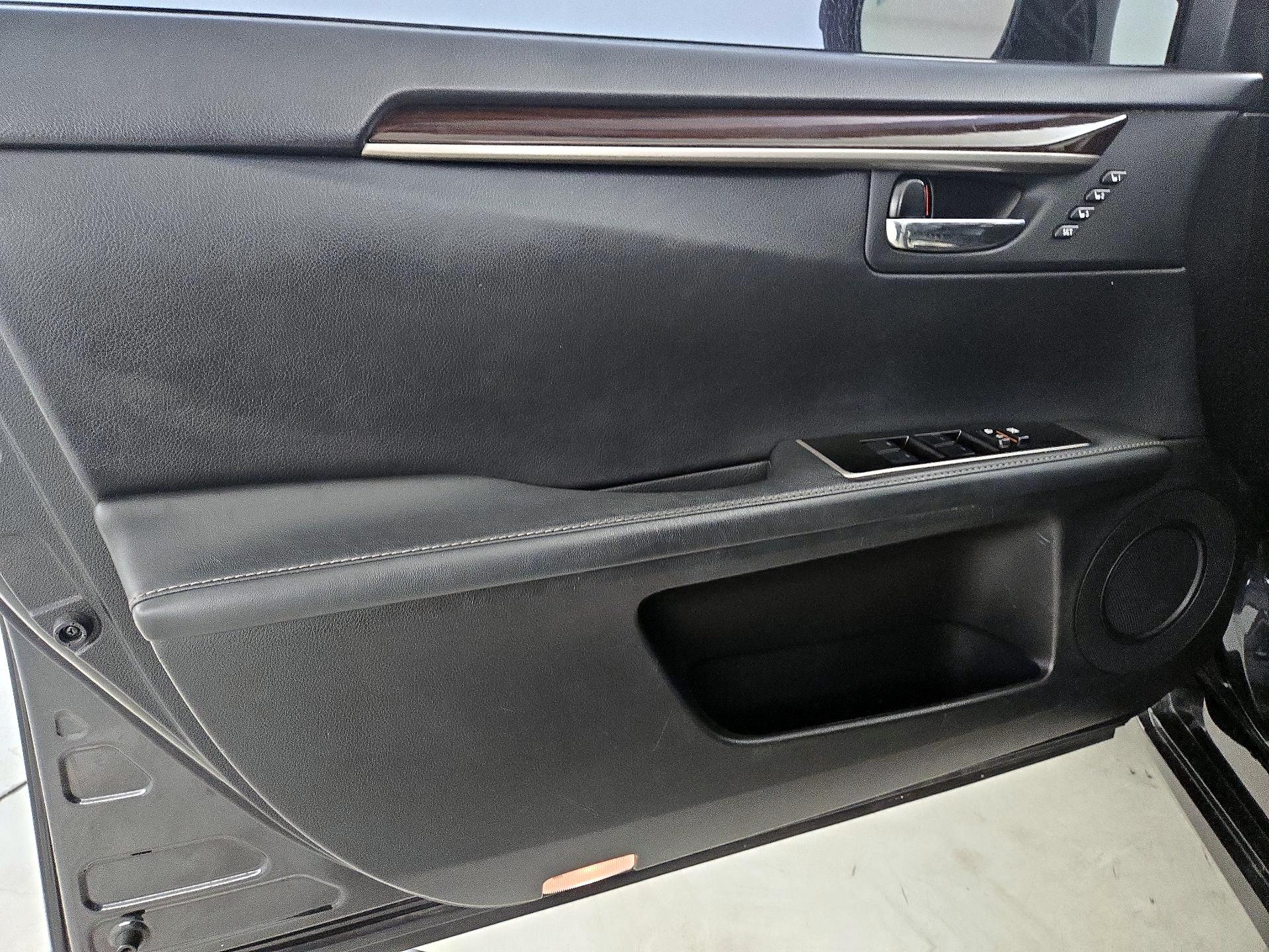 Thumbnail: 2016 Lexus ES - 12