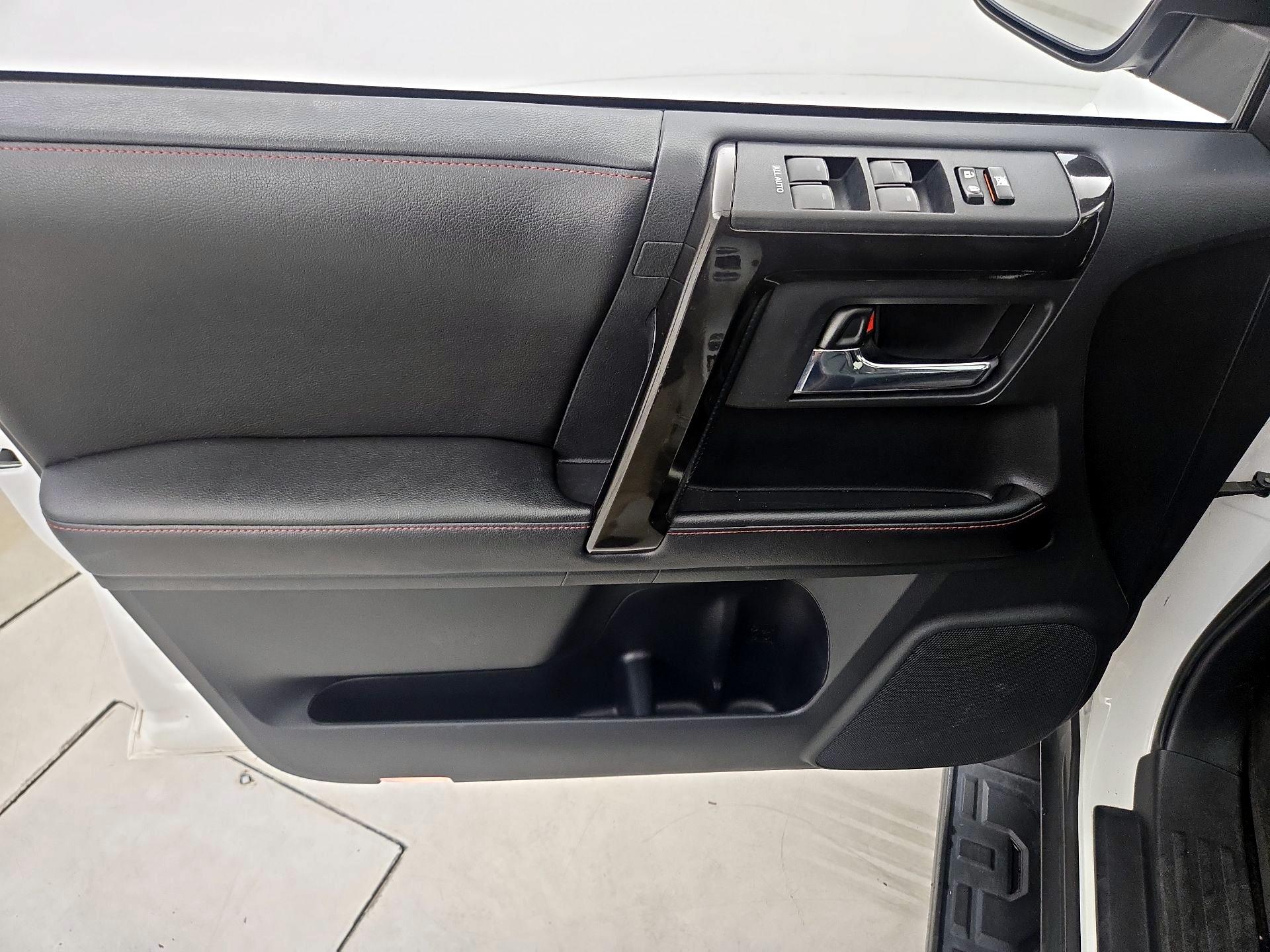 Thumbnail: 2015 Toyota 4Runner - 12