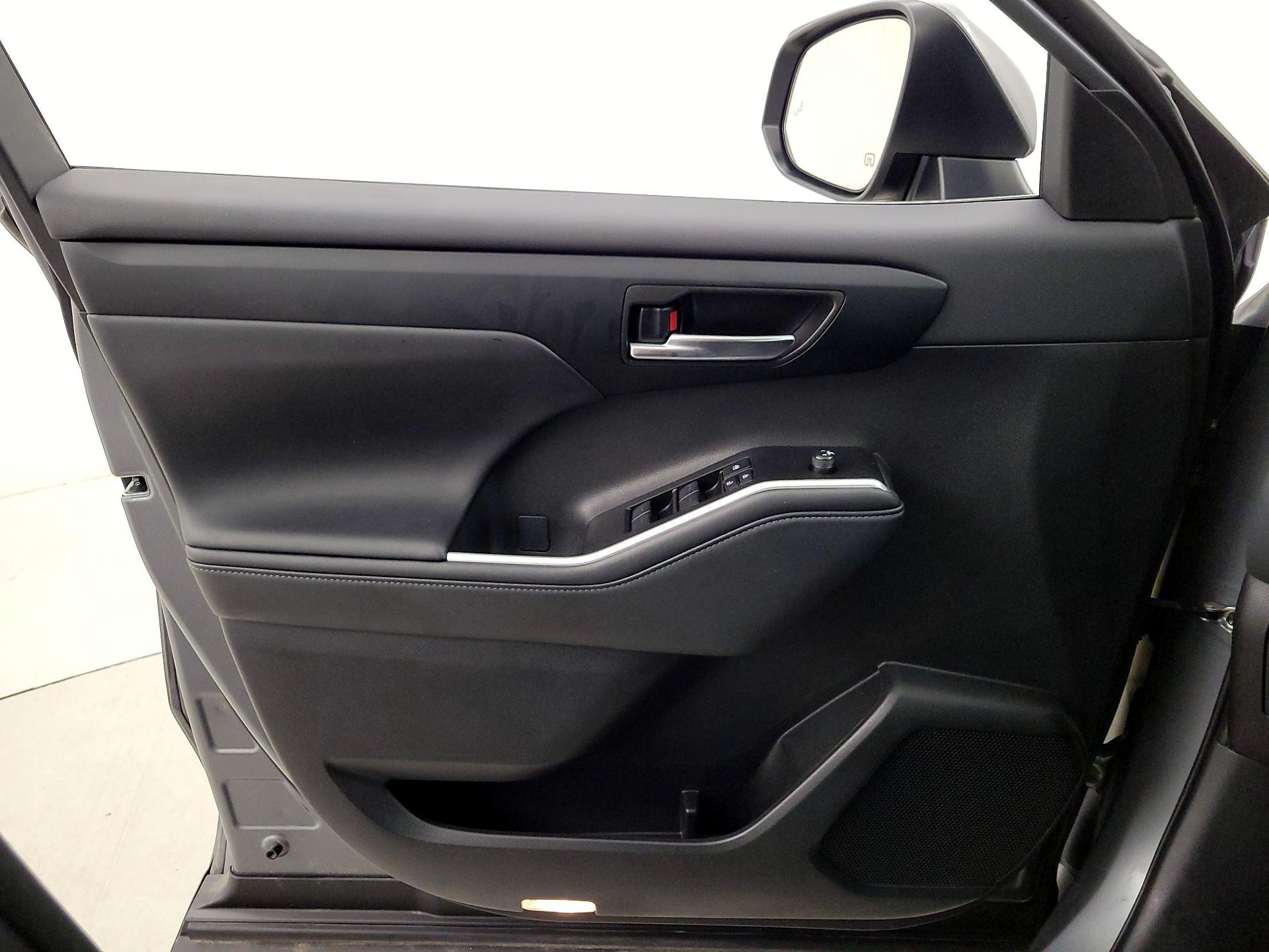 Thumbnail: 2025 Toyota Highlander - 12