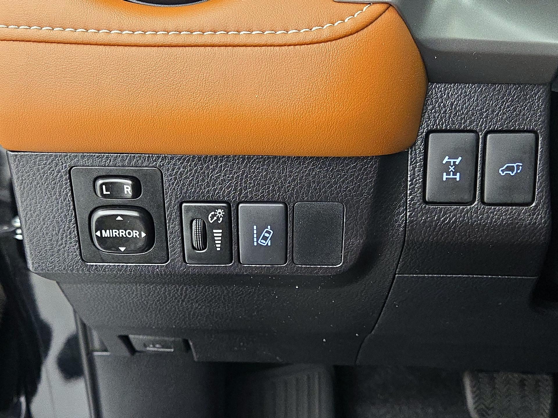 Thumbnail: 2016 Toyota RAV4 - 13