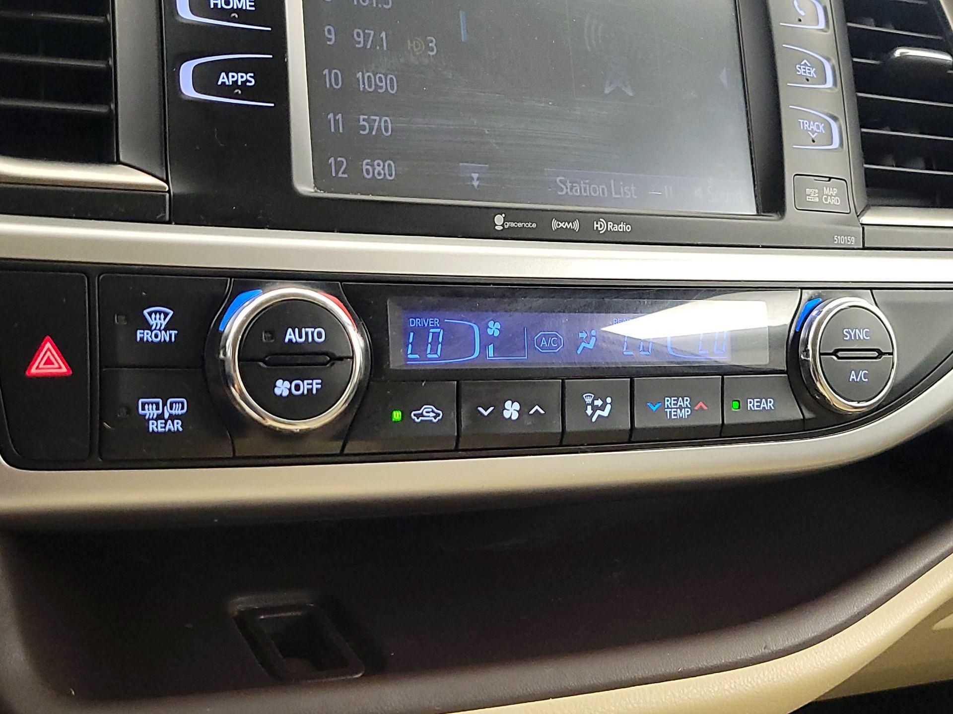 Thumbnail: 2016 Toyota Highlander - 17