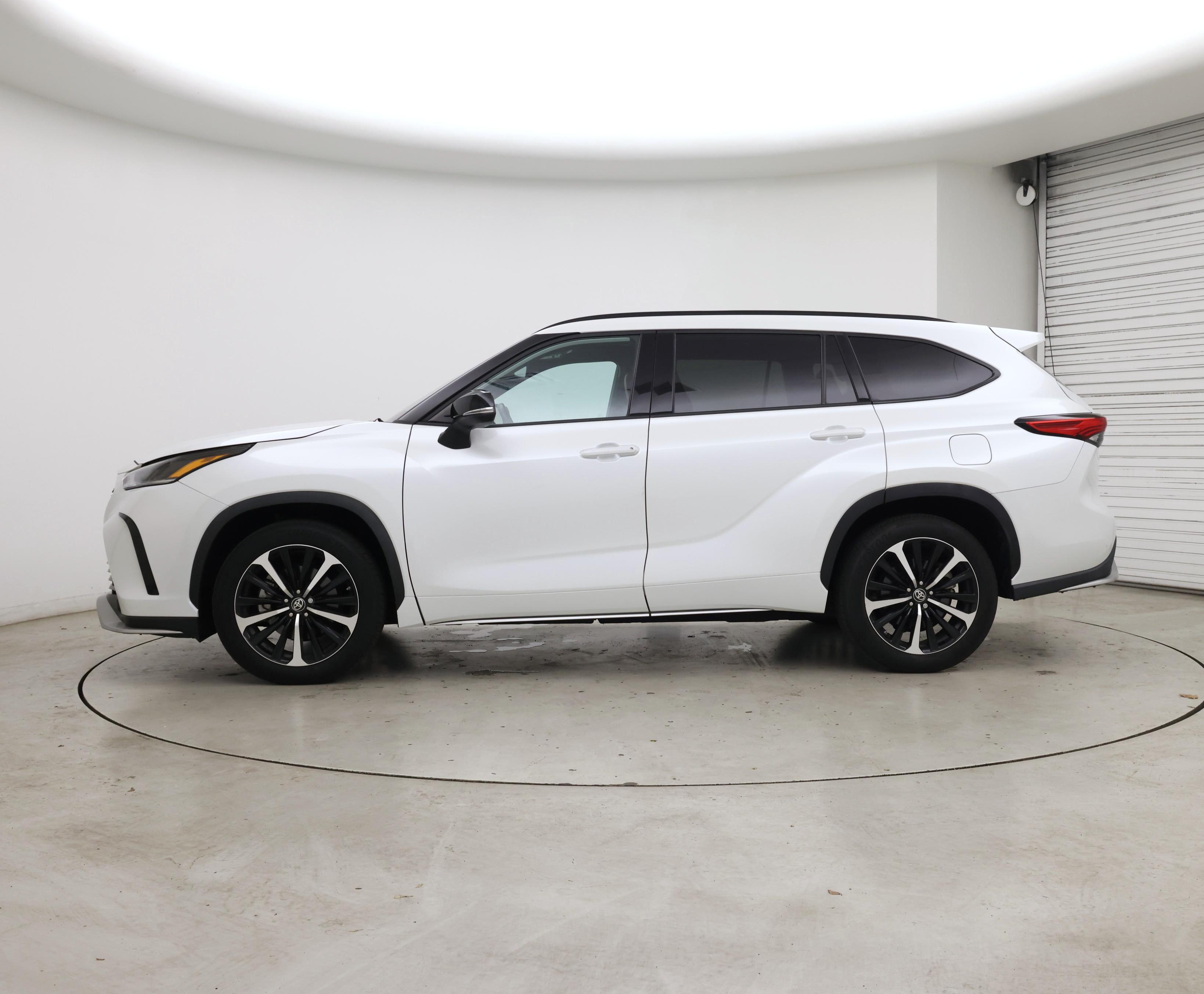 Thumbnail: 2022 Toyota Highlander - 3
