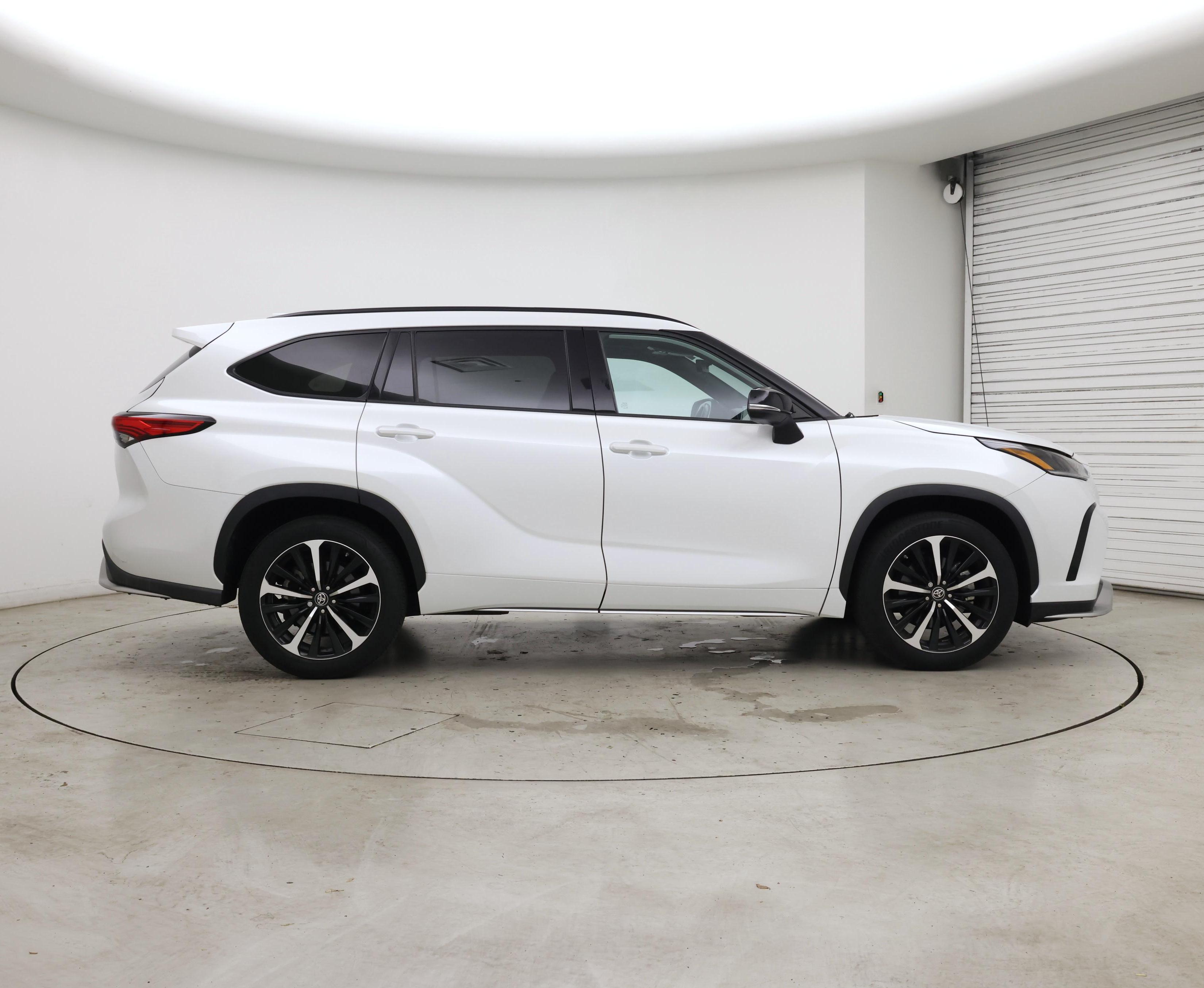 Thumbnail: 2022 Toyota Highlander - 7