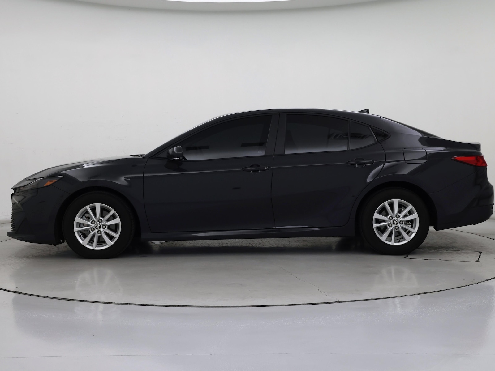 2025 Toyota Camry LE - Photo 4