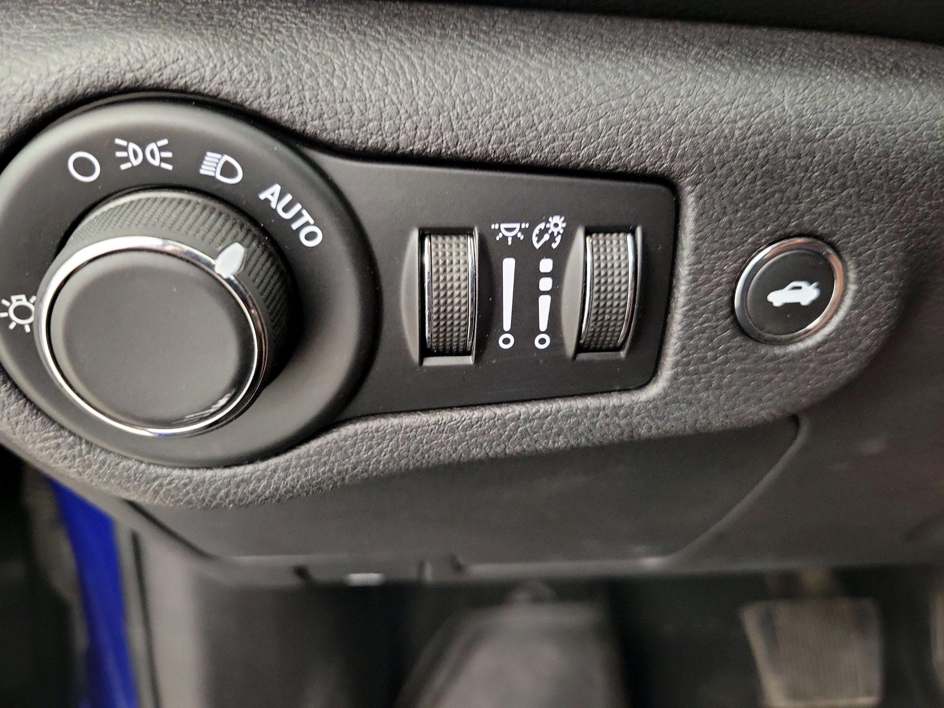 Thumbnail: 2016 Chrysler 200 - 13
