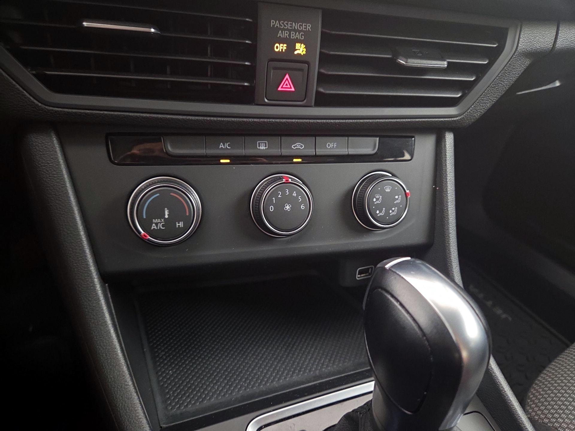 Thumbnail: 2019 Volkswagen Jetta - 16