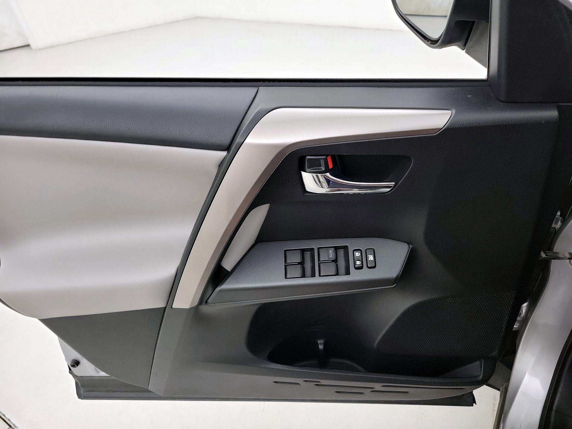 Thumbnail: 2018 Toyota RAV4 - 12