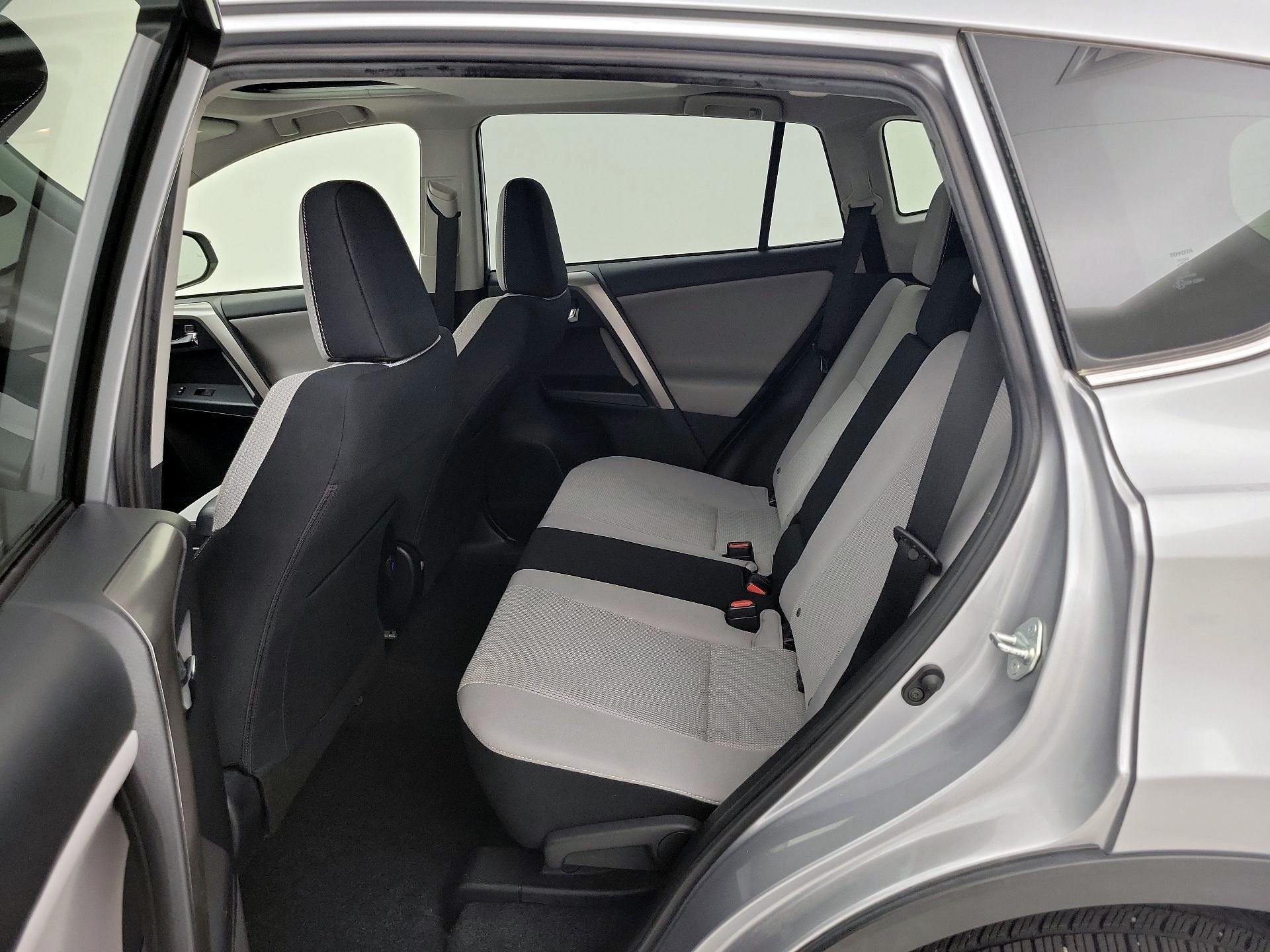 Thumbnail: 2018 Toyota RAV4 - 20
