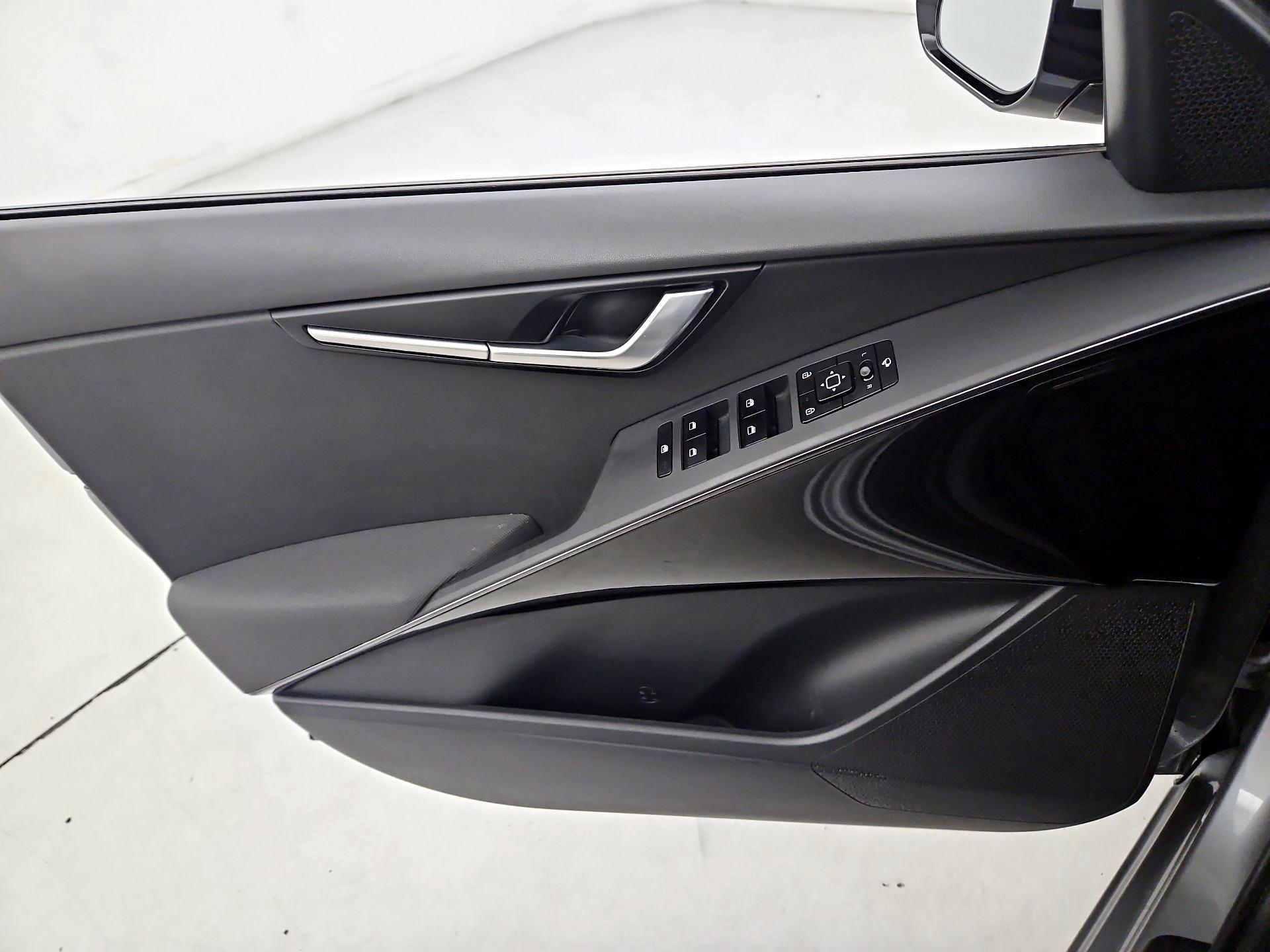 Thumbnail: 2023 Kia Niro - 12