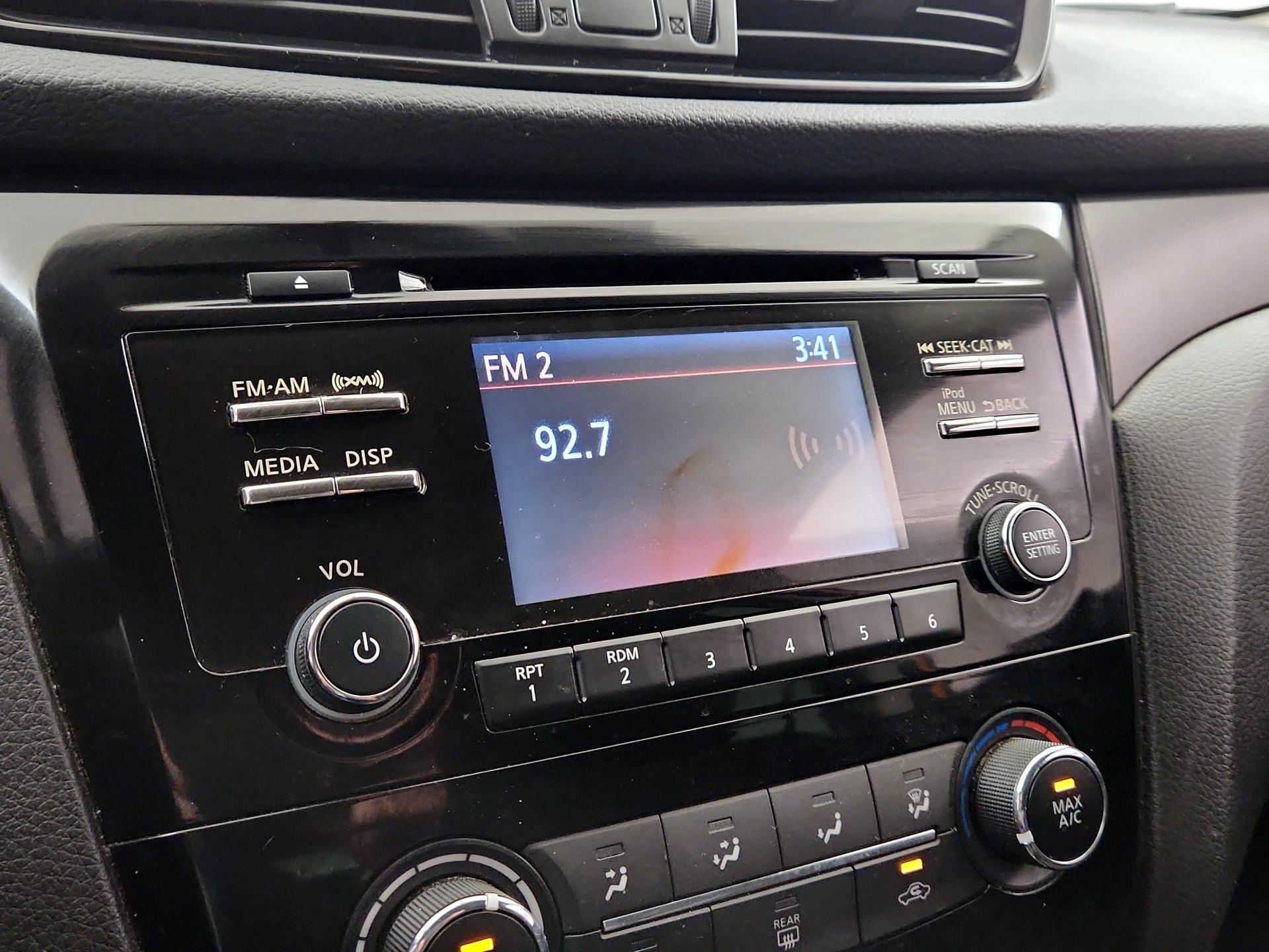 Thumbnail: 2017 Nissan Rogue Sport - 15