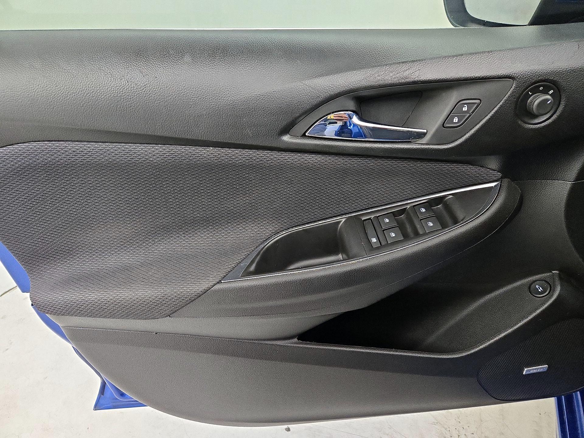 Thumbnail: 2018 Chevrolet Cruze - 12