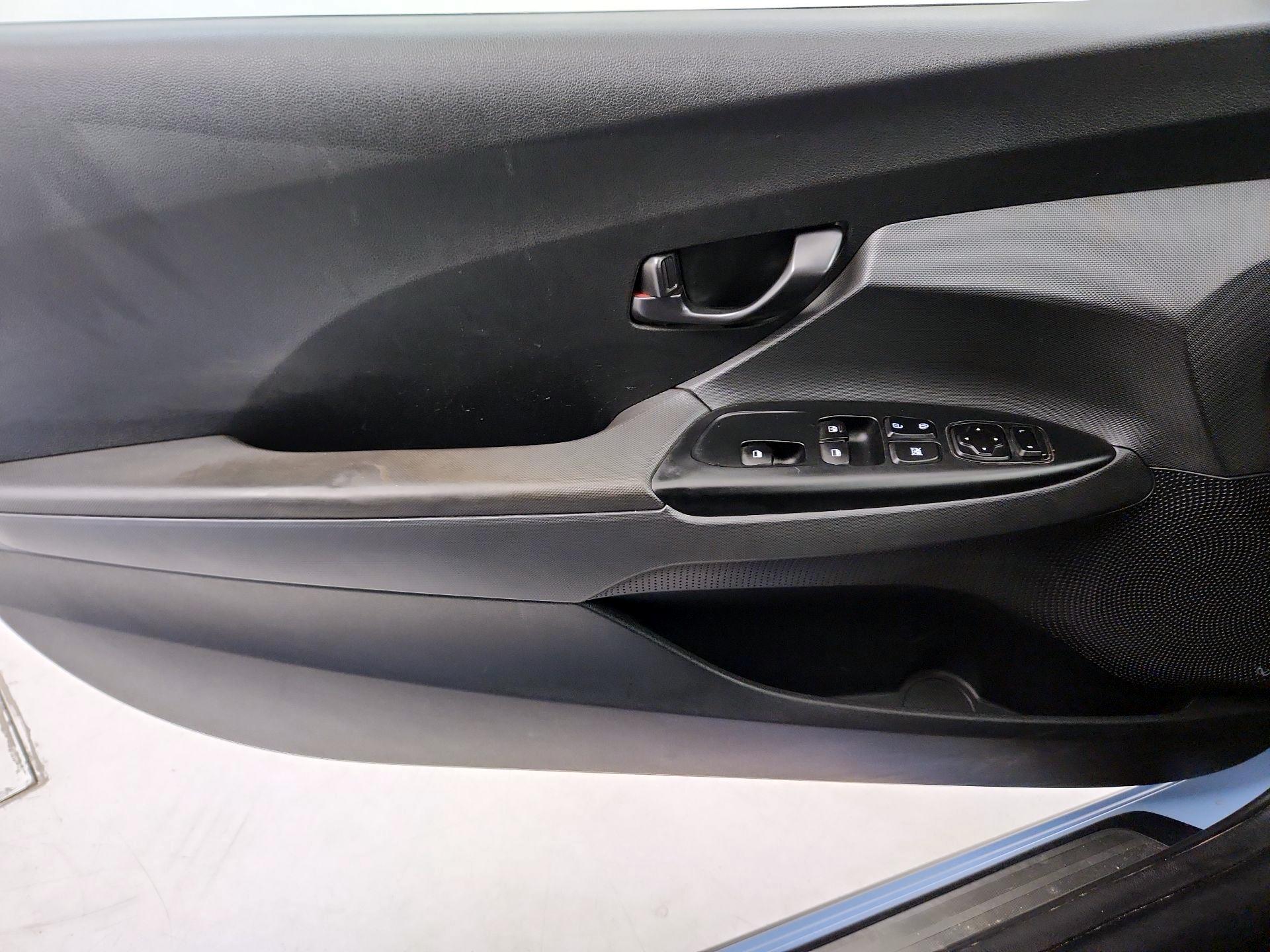 Thumbnail: 2019 Hyundai Veloster - 12