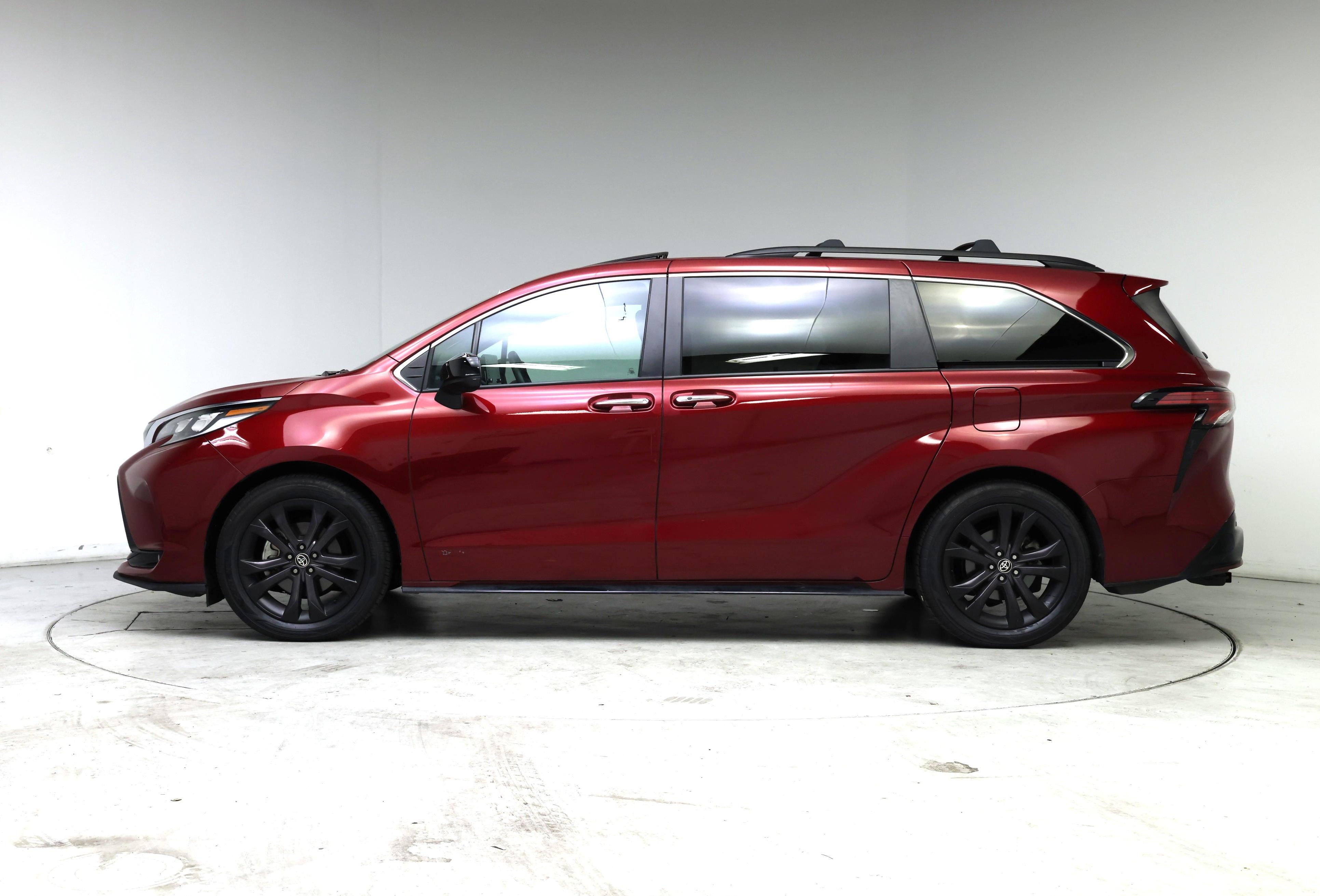 Thumbnail: 2021 Toyota Sienna - 3