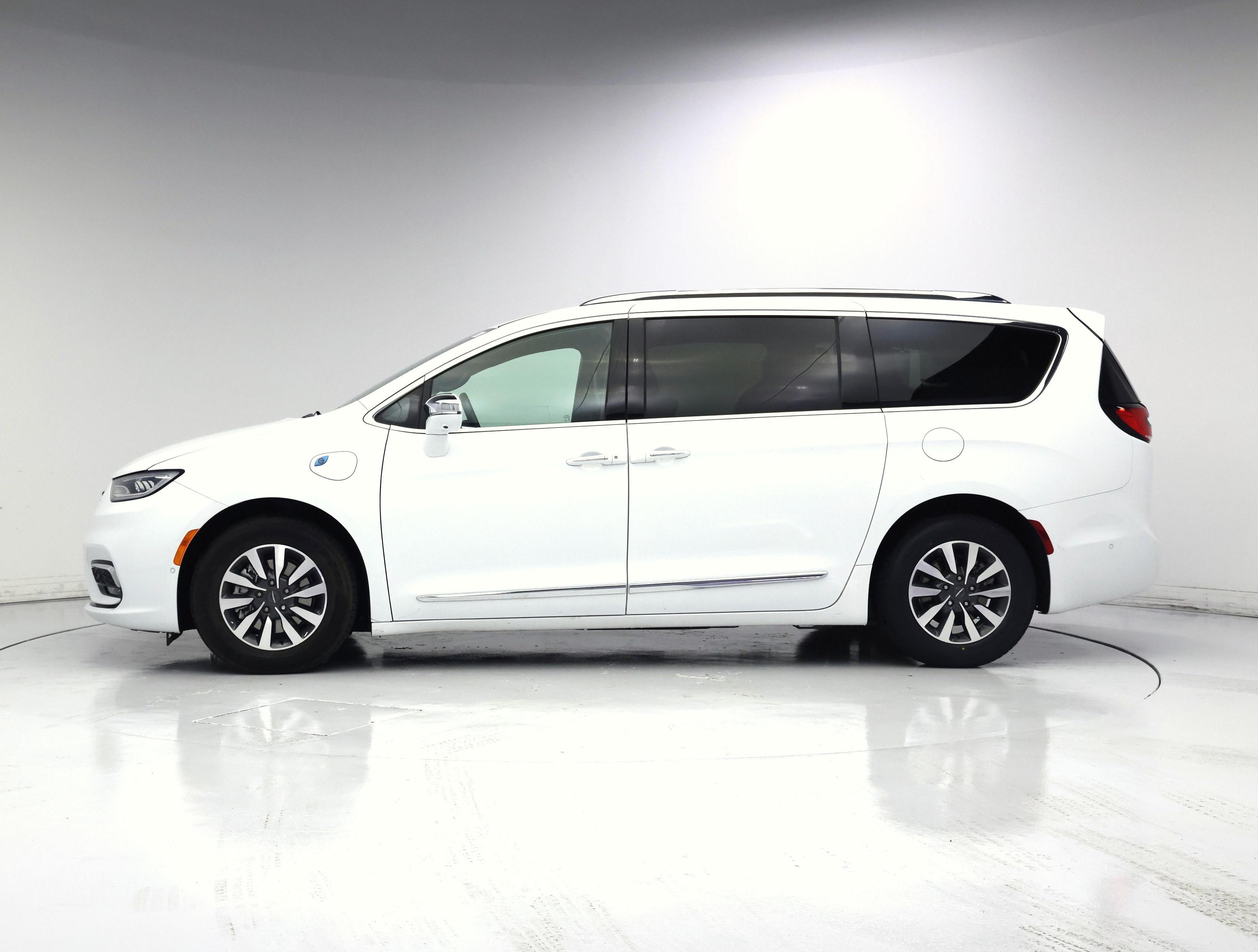 Thumbnail: 2021 Chrysler Pacifica - 3