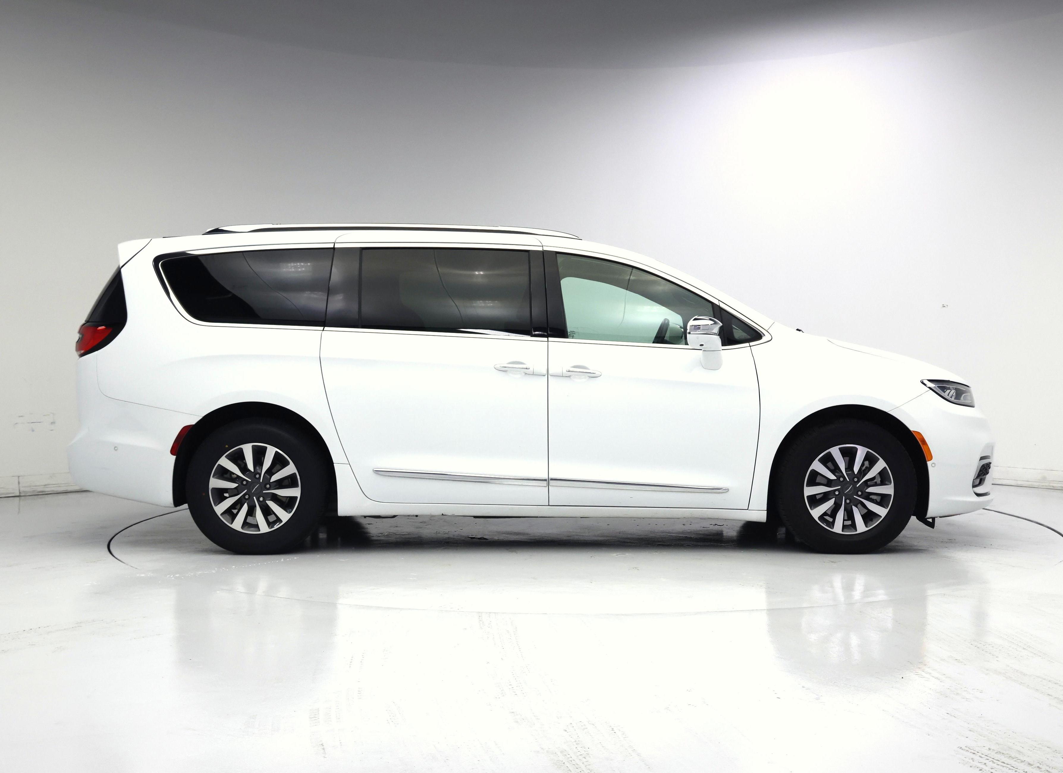 Thumbnail: 2021 Chrysler Pacifica - 7