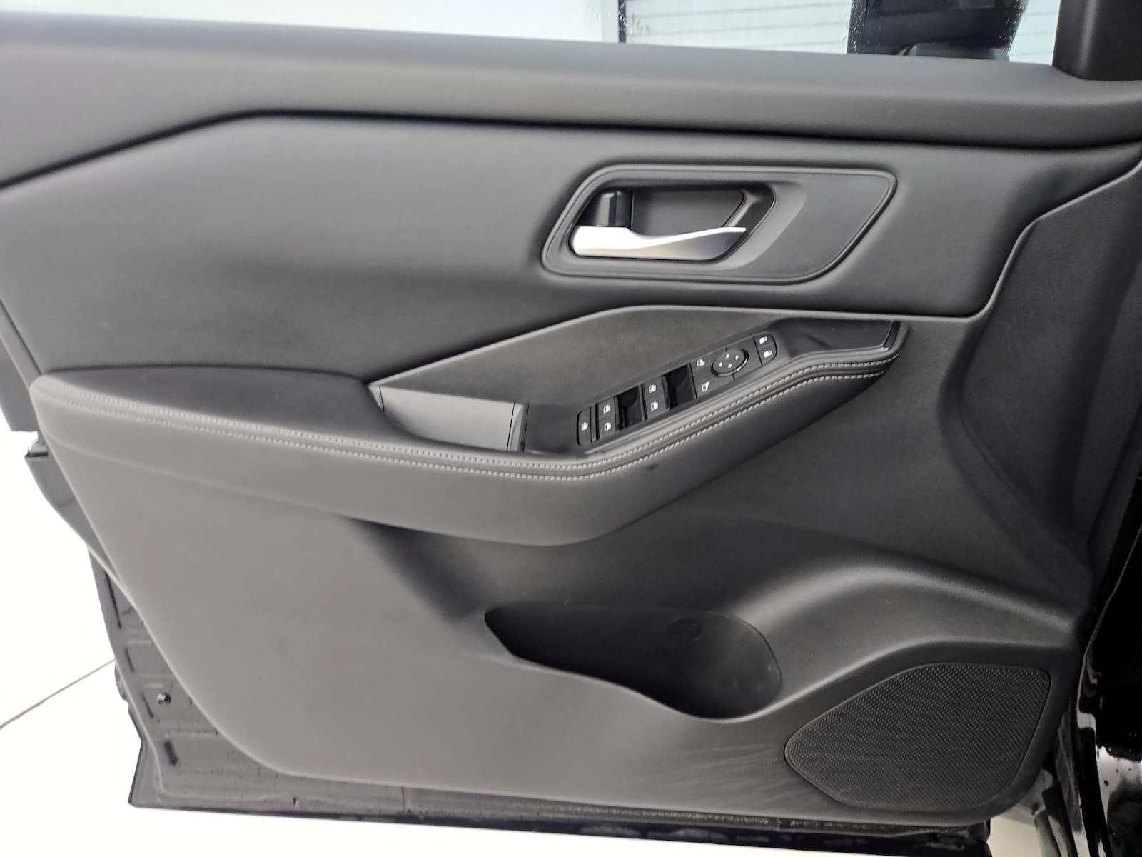 2024 Nissan Rogue SV - Photo 13