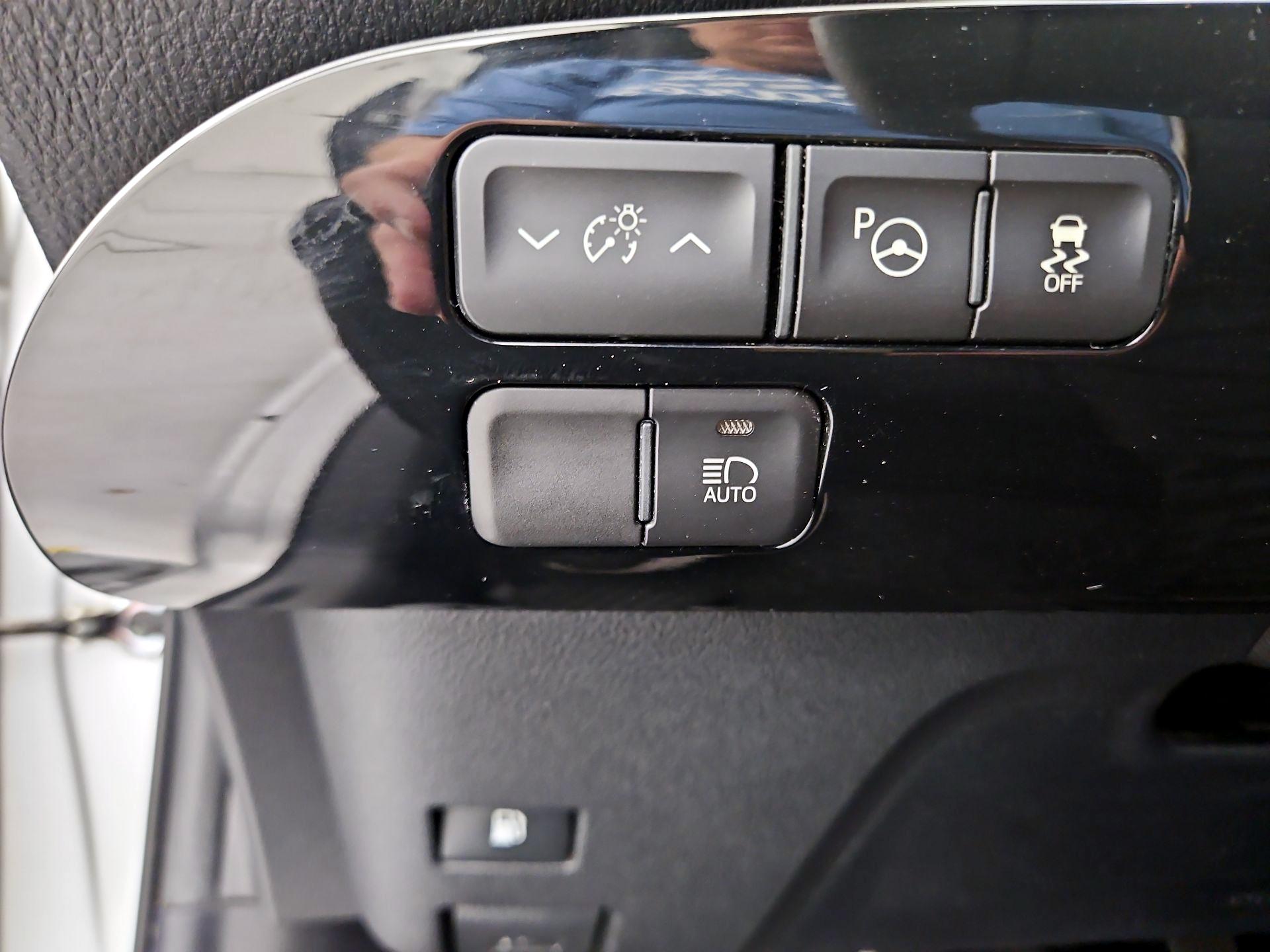 Thumbnail: 2018 Toyota Prius - 13