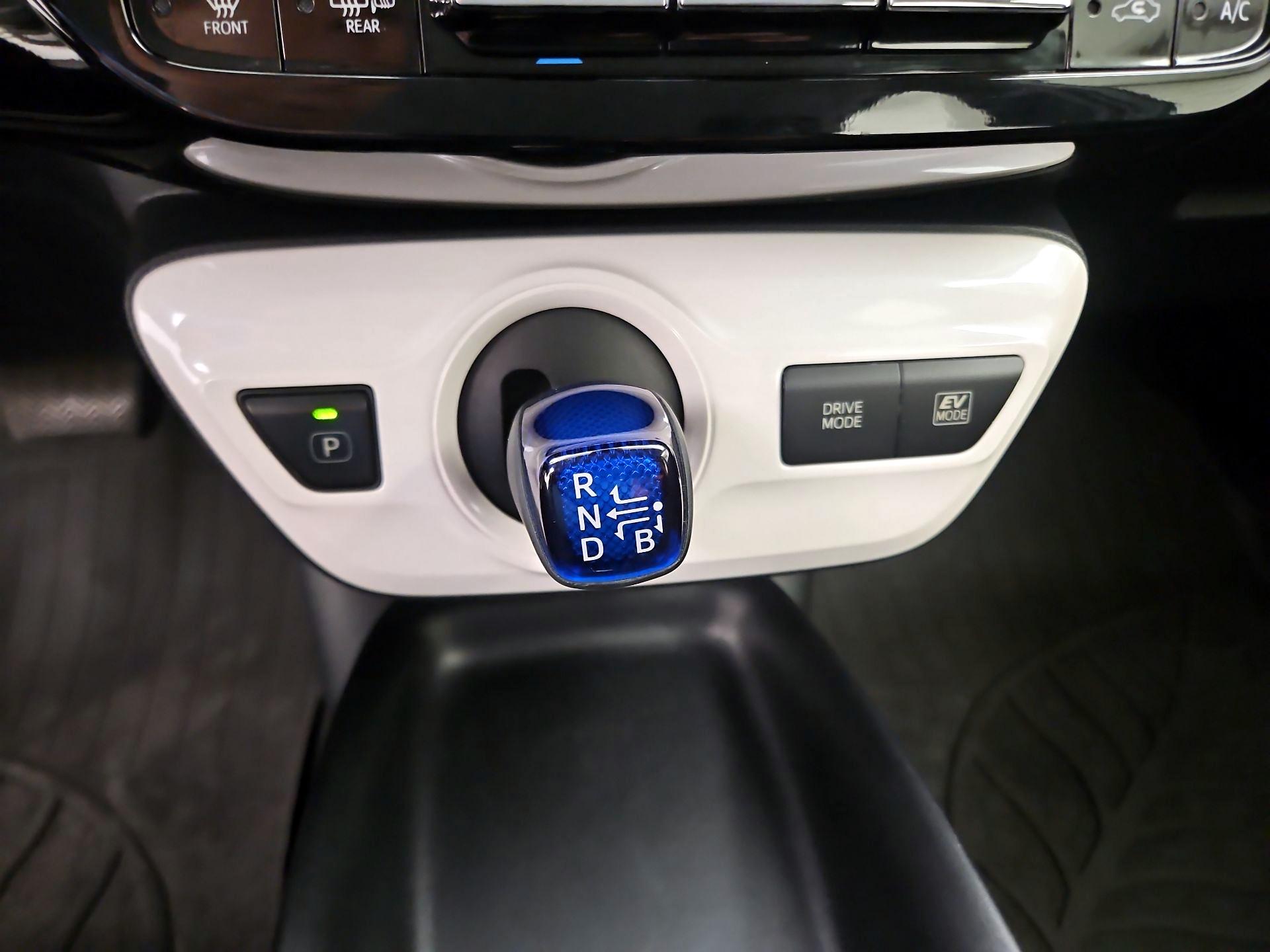Thumbnail: 2018 Toyota Prius - 17
