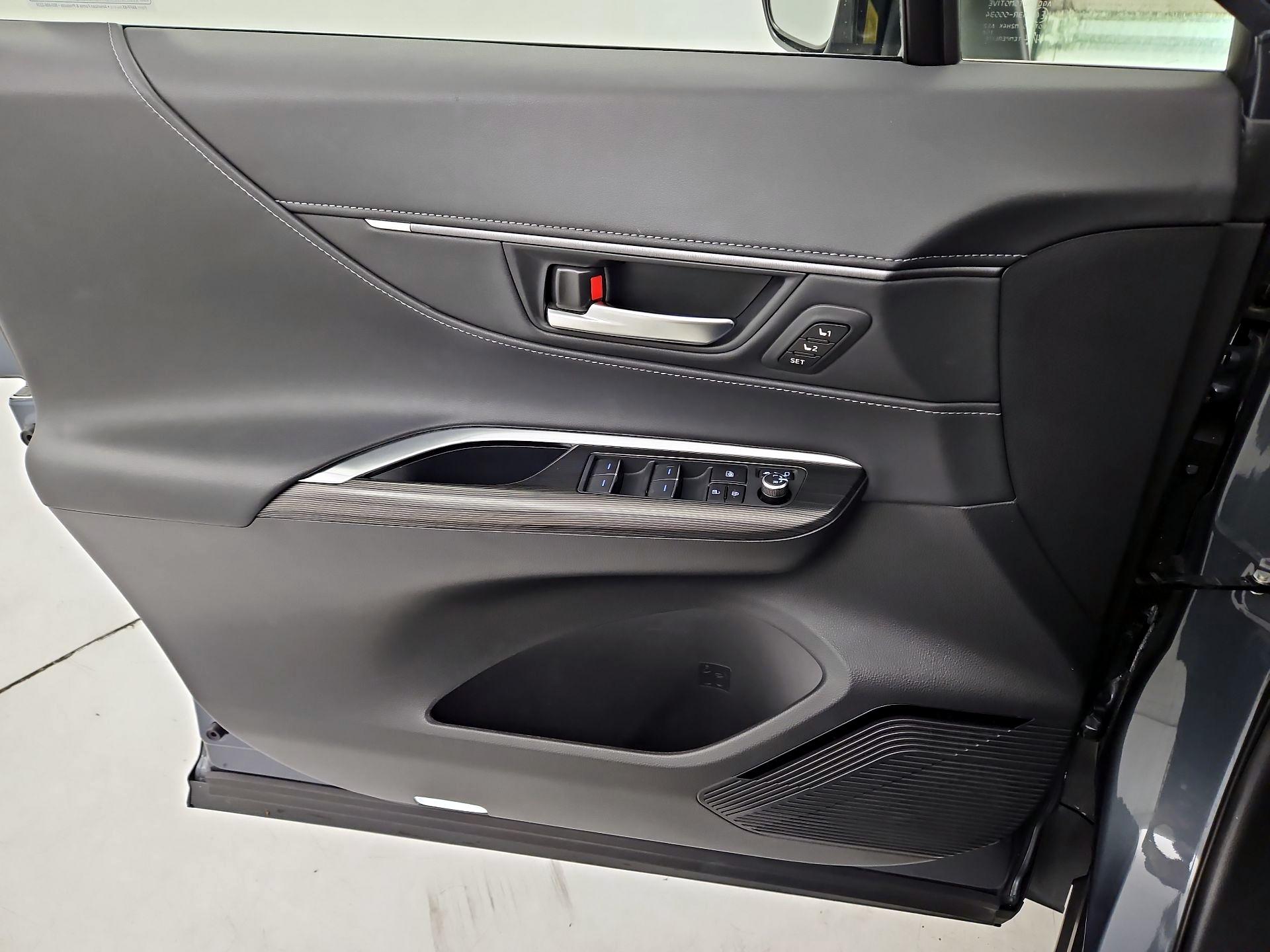 Thumbnail: 2021 Toyota Venza - 12