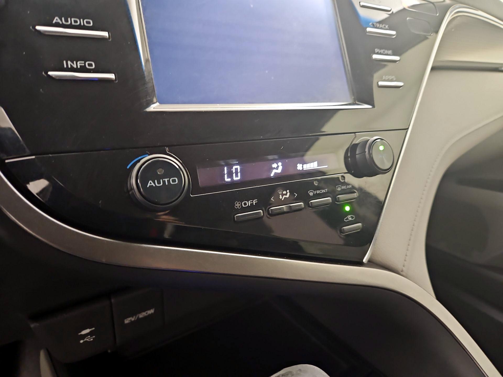 Thumbnail: 2018 Toyota Camry - 16