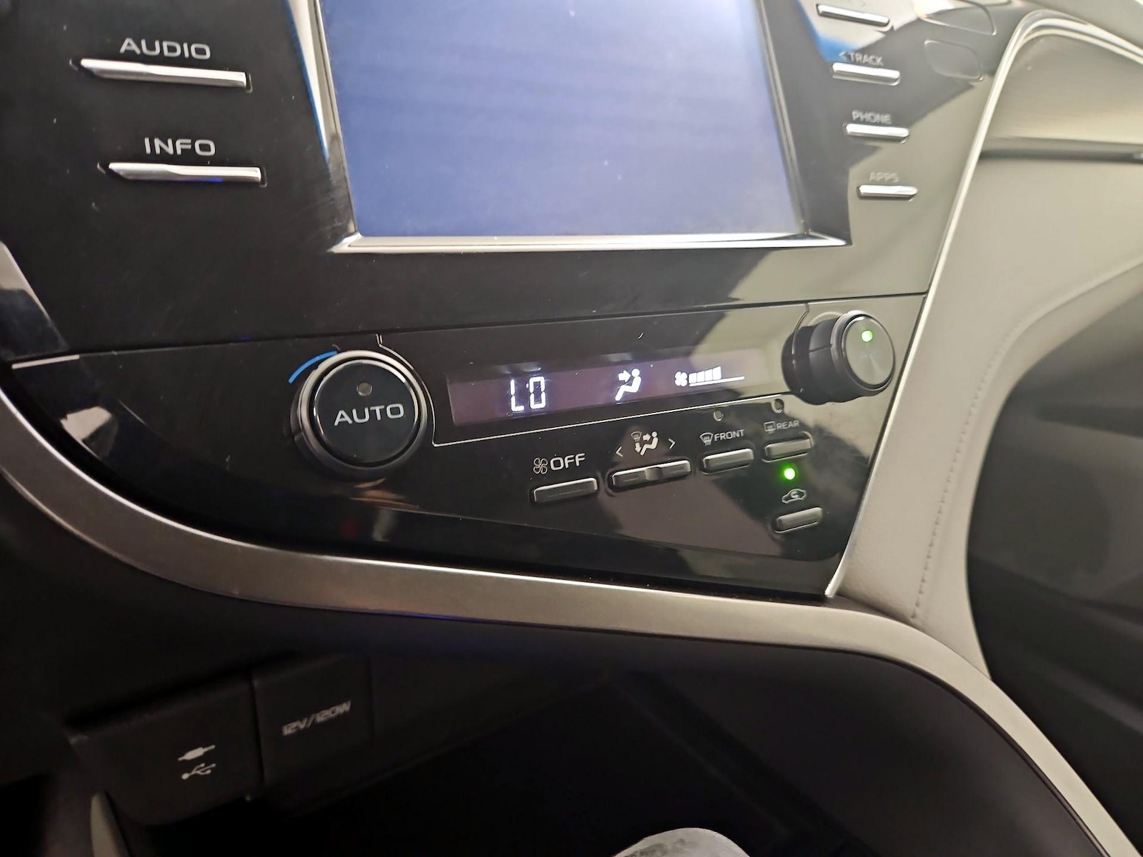 2018 Toyota Camry SE - Photo 17