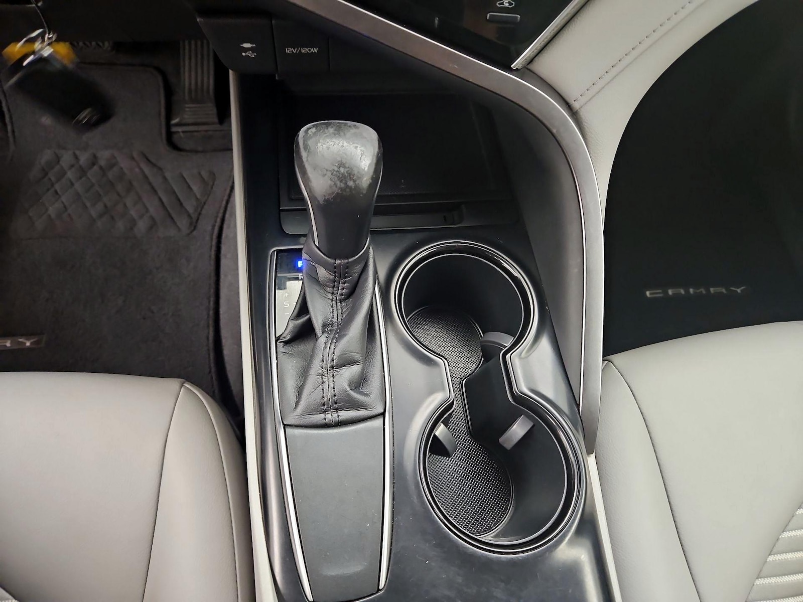 2018 Toyota Camry SE - Photo 18