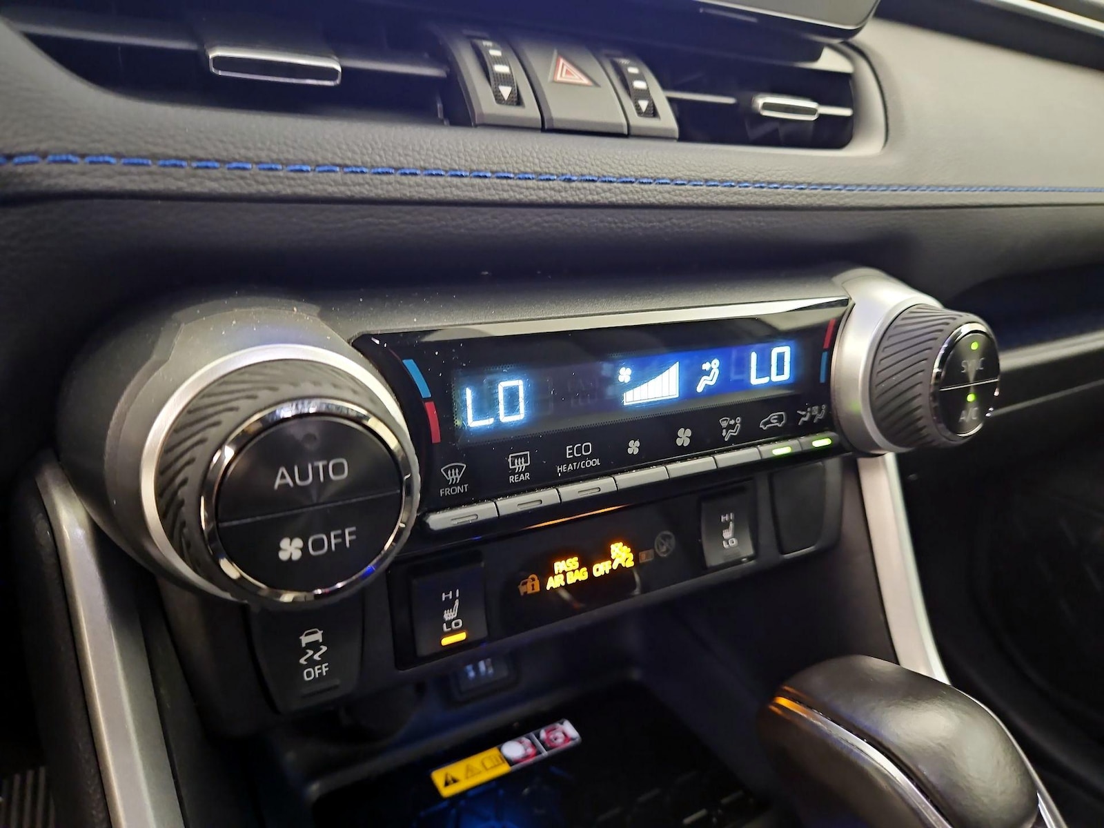 2024 Toyota RAV4 XSE - Photo 17